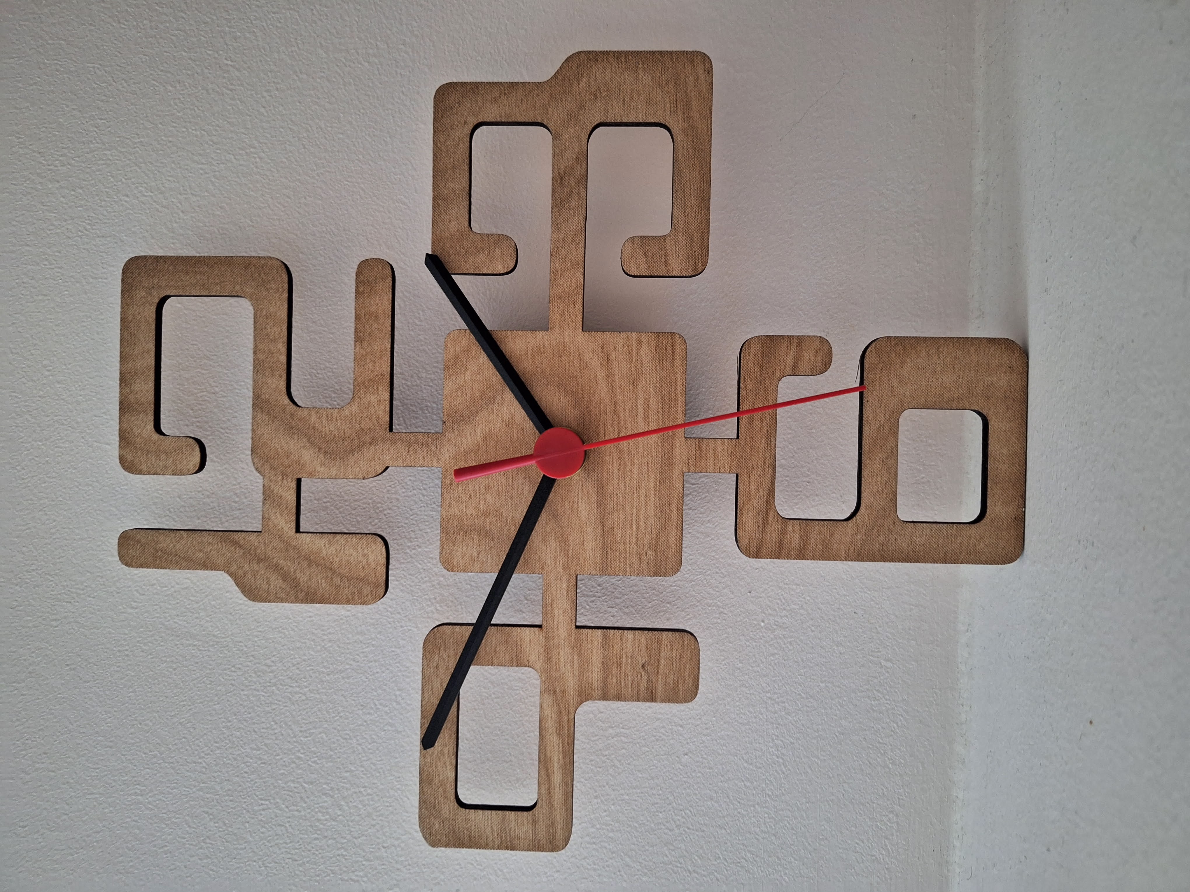 Medinis sieninis laikrodis