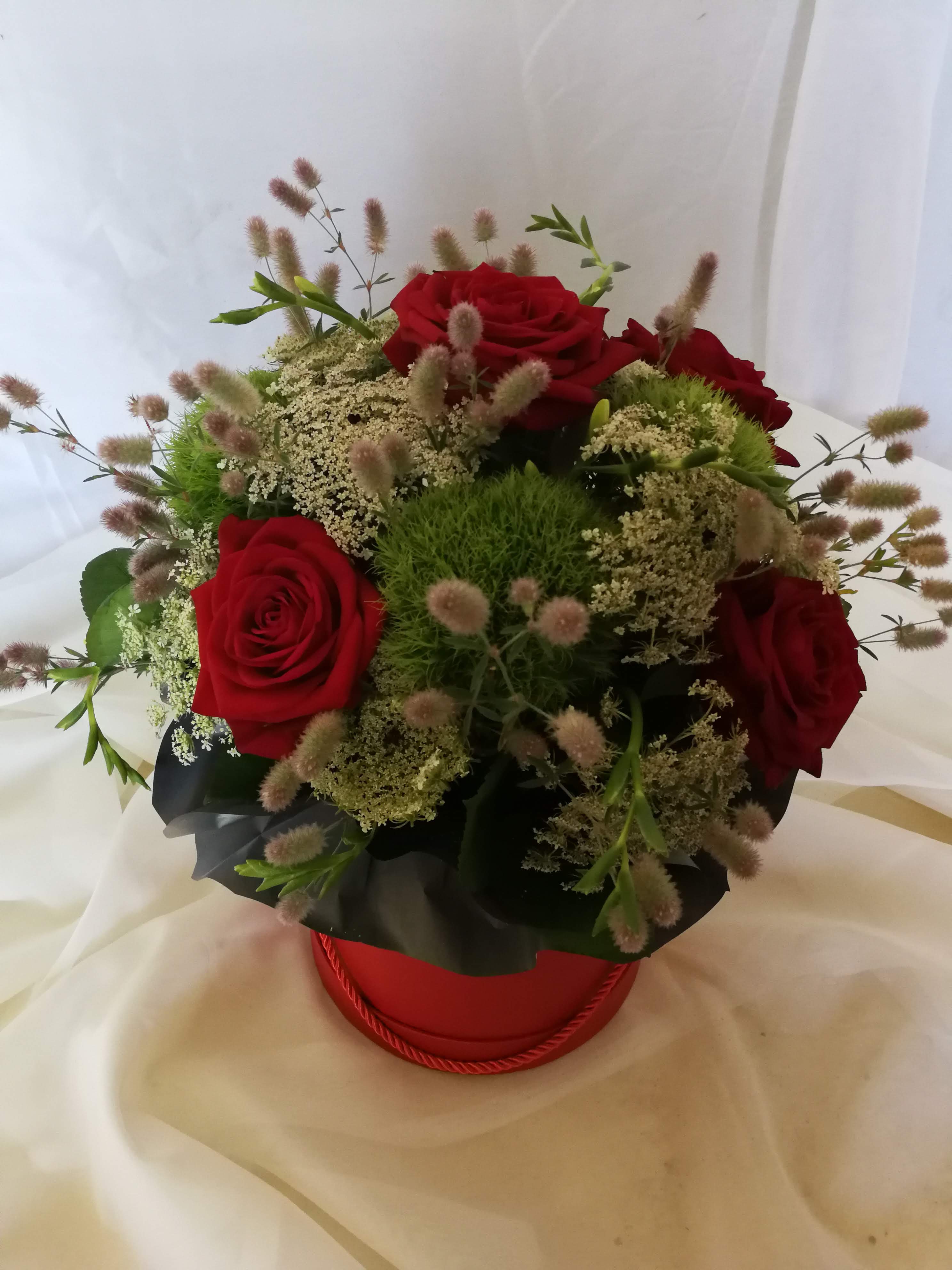 Gėlių puokštė raudonoje Dėžutėje