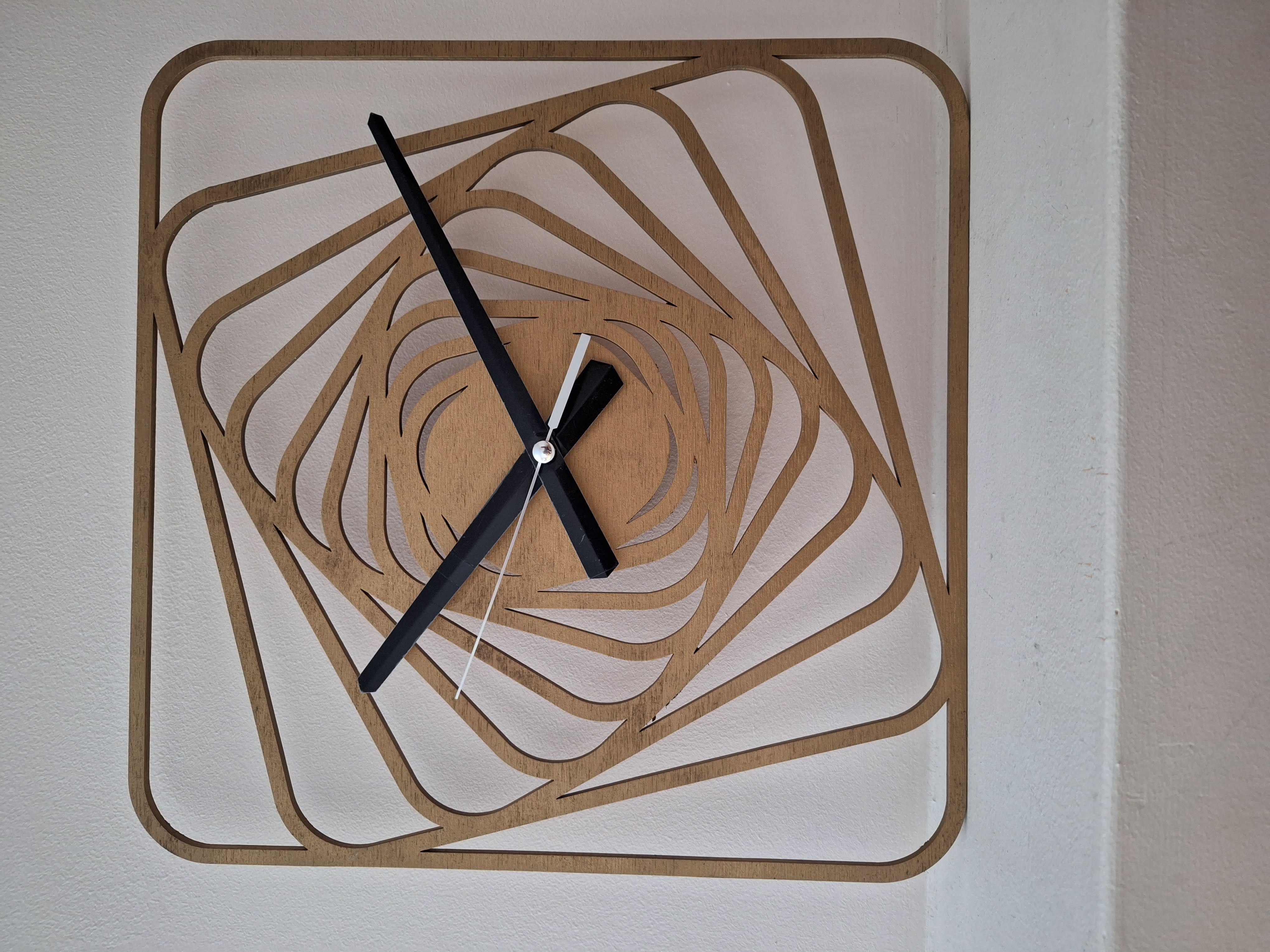 Medinis sieninis laikrodis