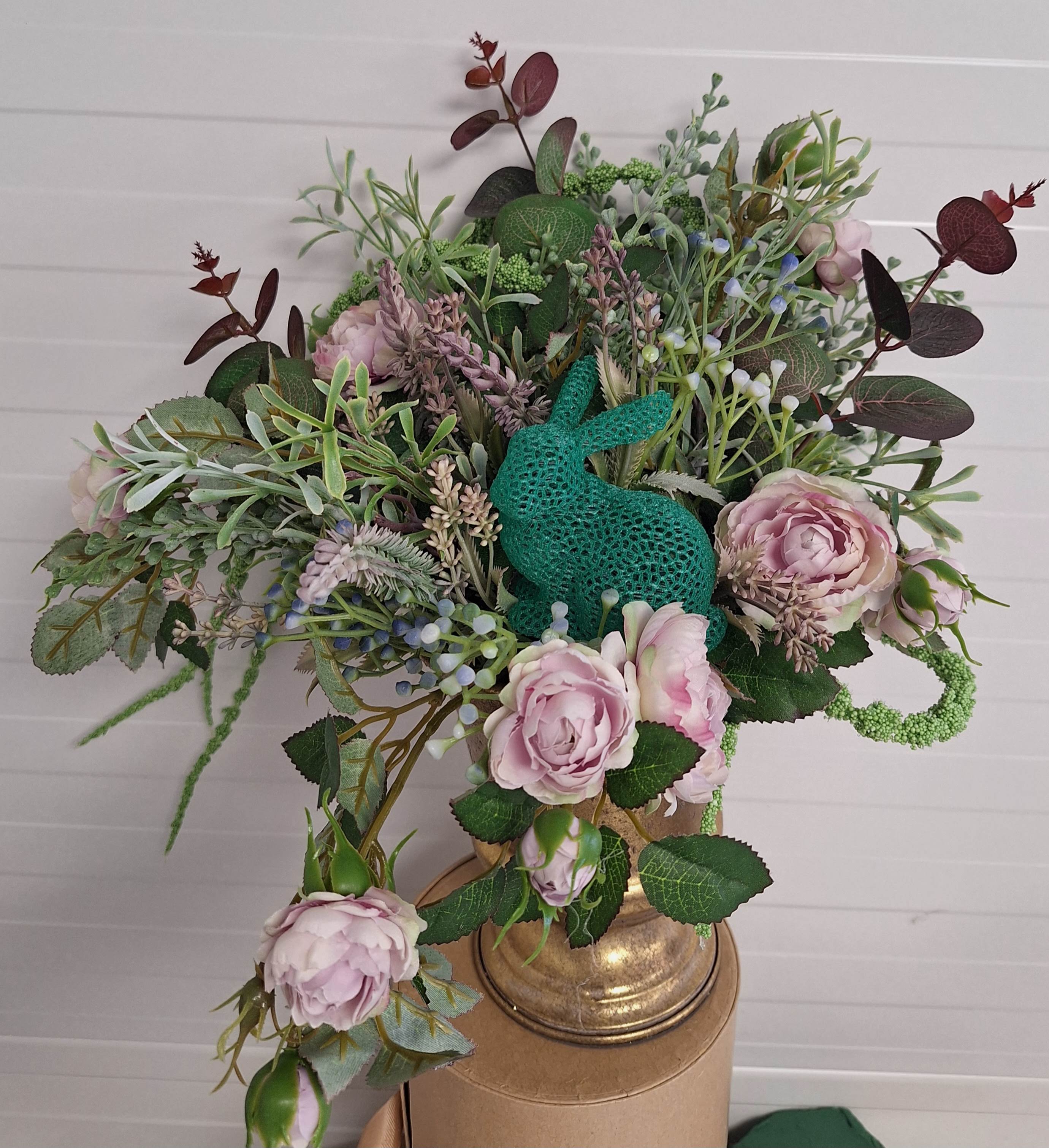 Dirbtinių gėlių puokštė su dekoratyviniu zuikučiu