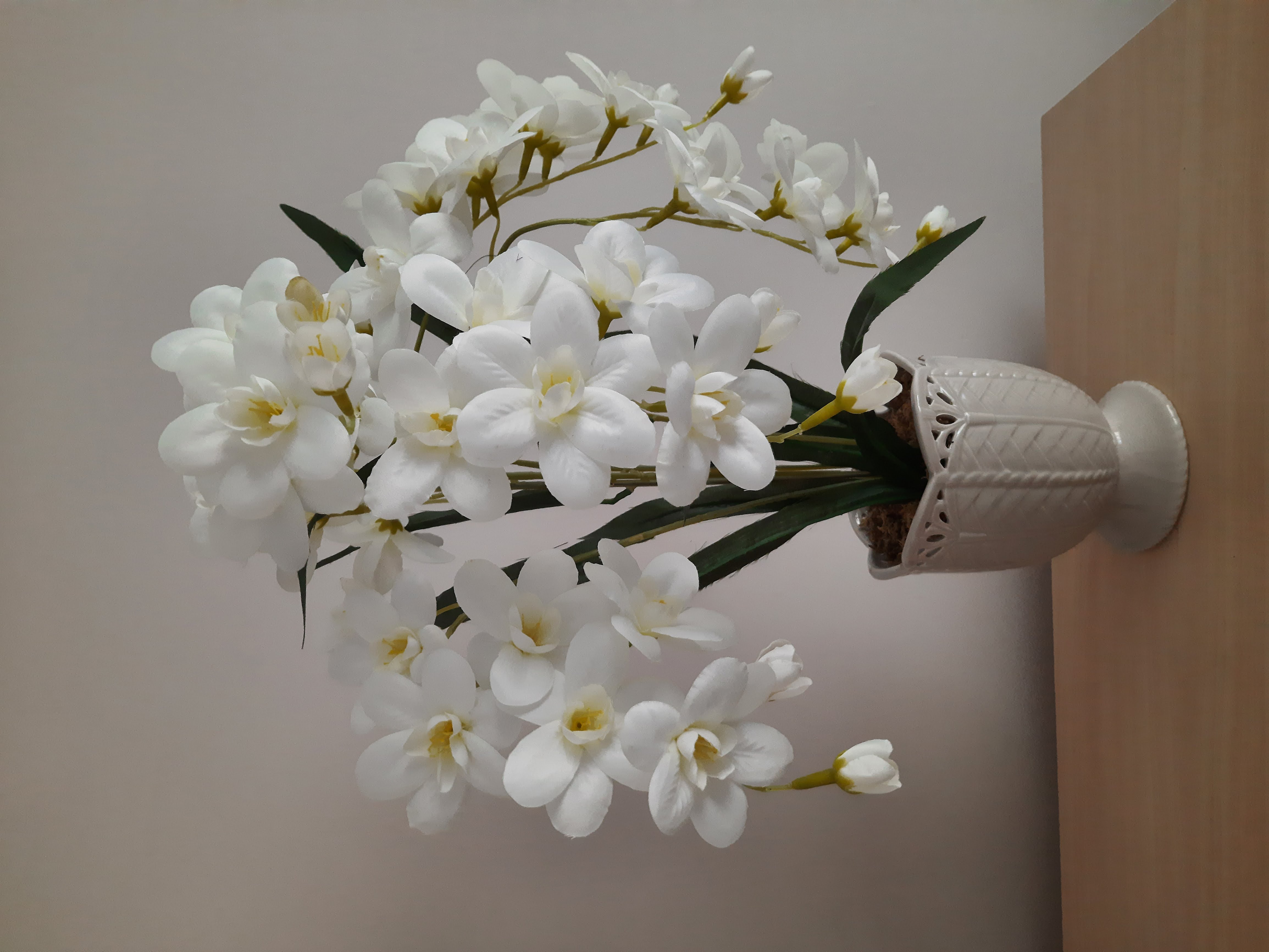 Dirbtinės baltos orchidėjos