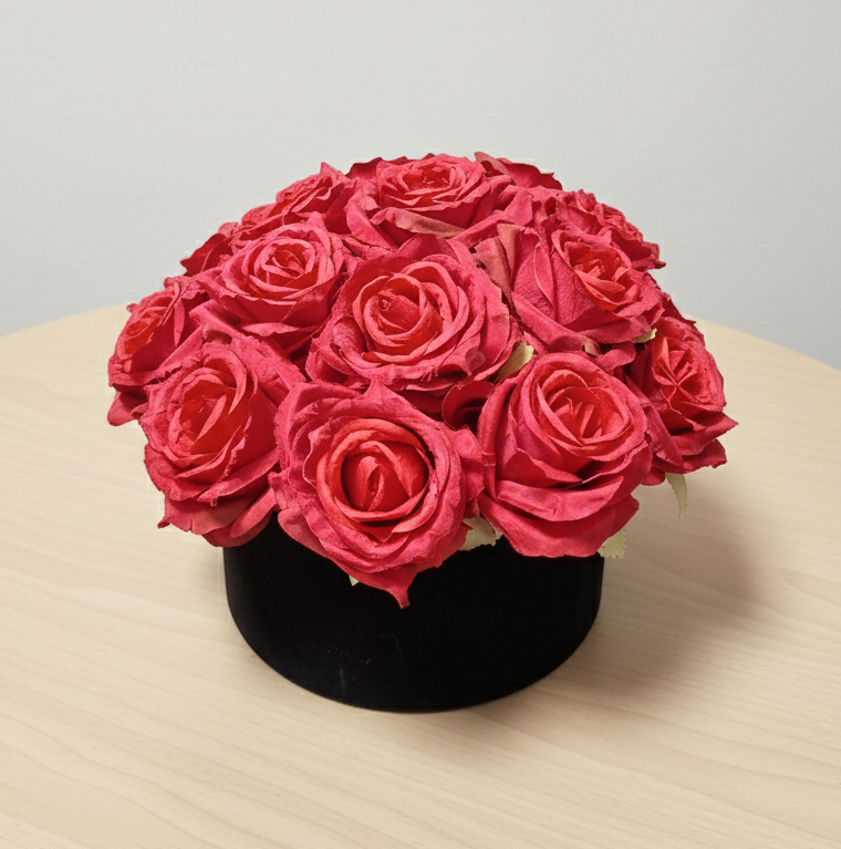 Raudonos rožės juodoje dėžutėje