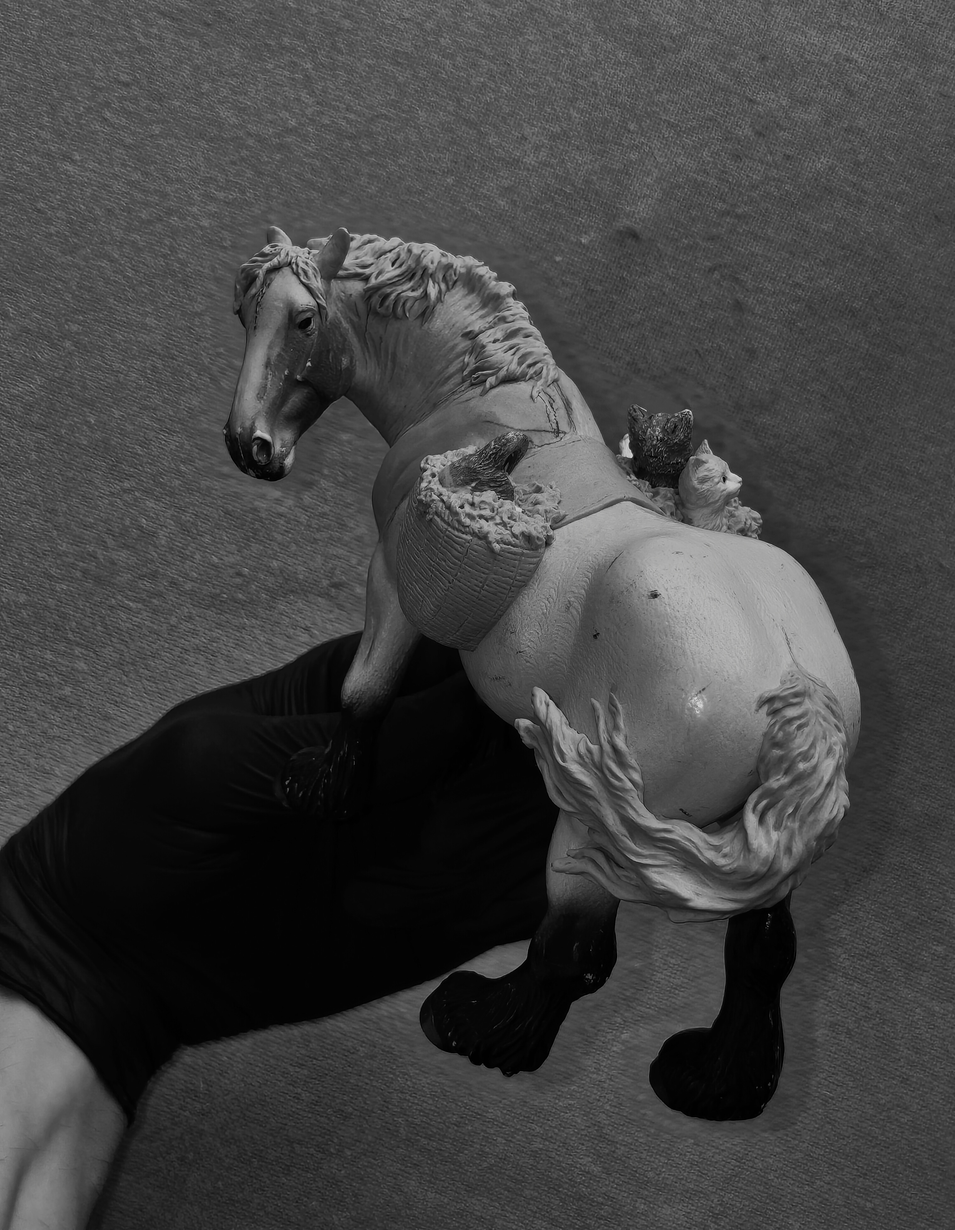 Collecta Draft Mare & Kittens - December Pony 1/3