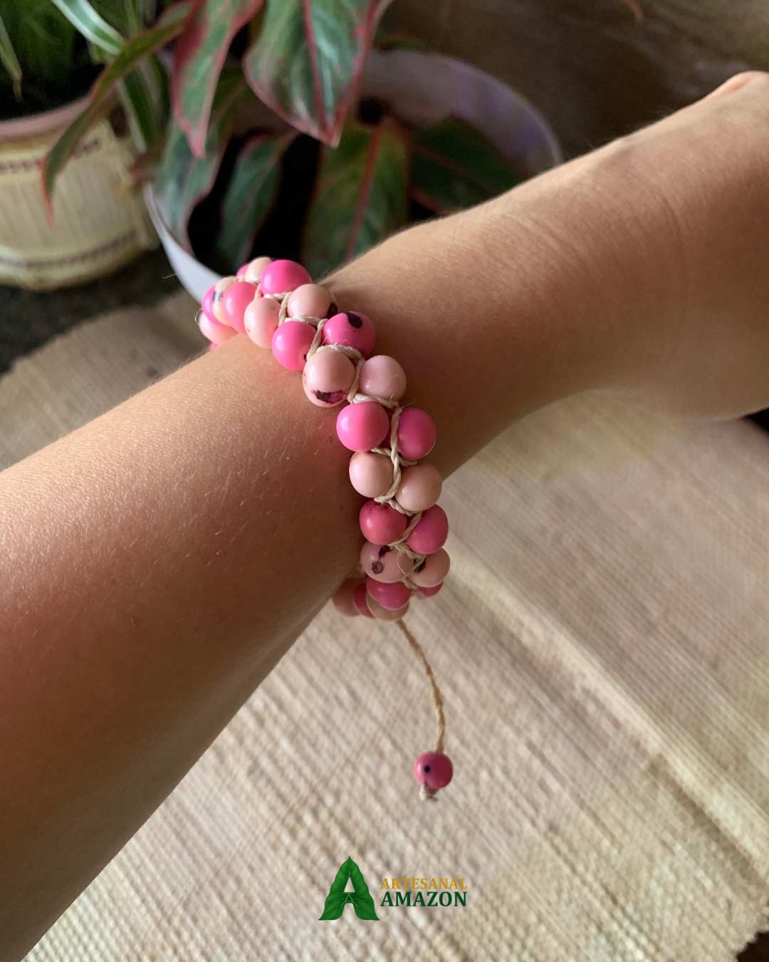 Pulseira artesanal de sementes rosa