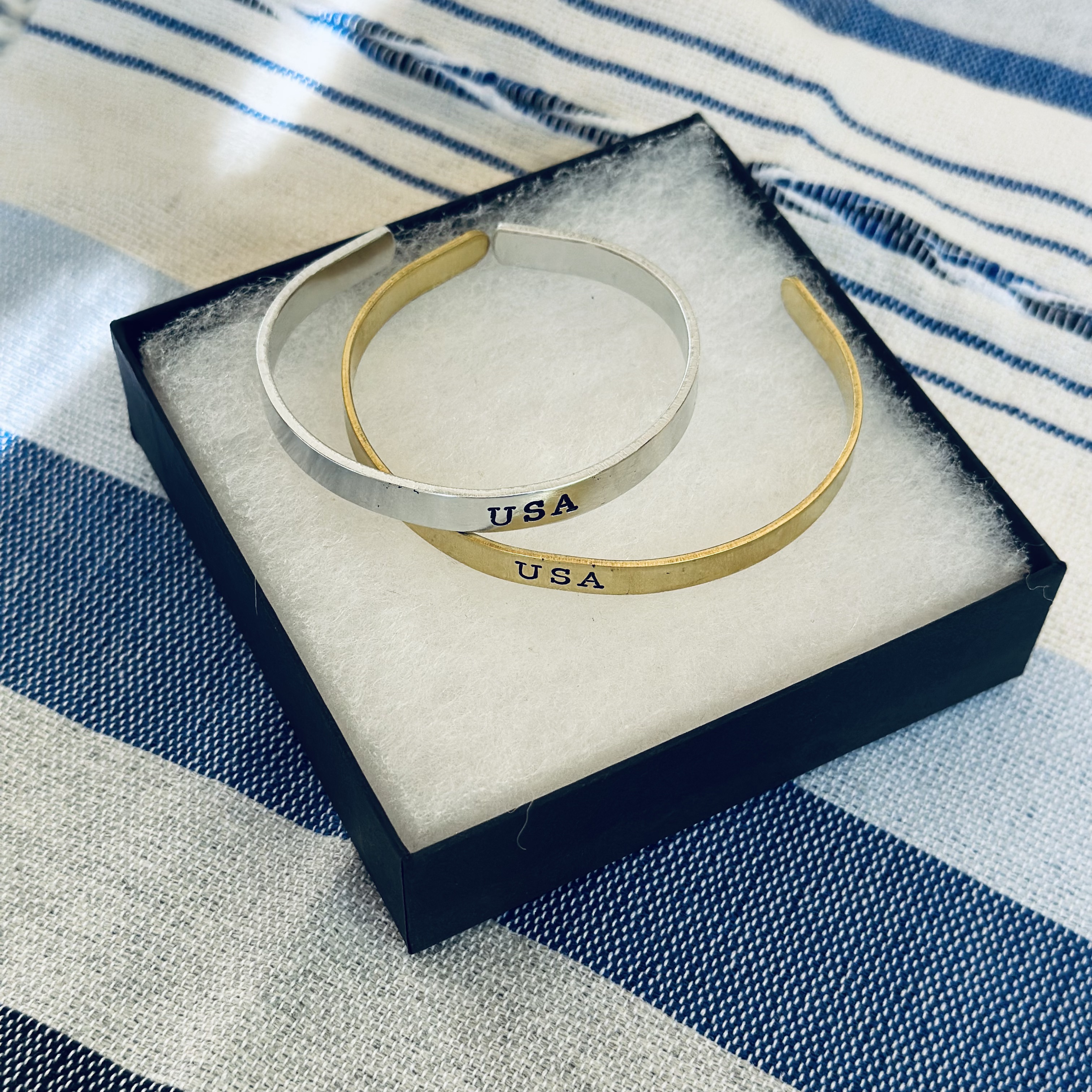 Patriotic bracelet - Personalize with your favorite country