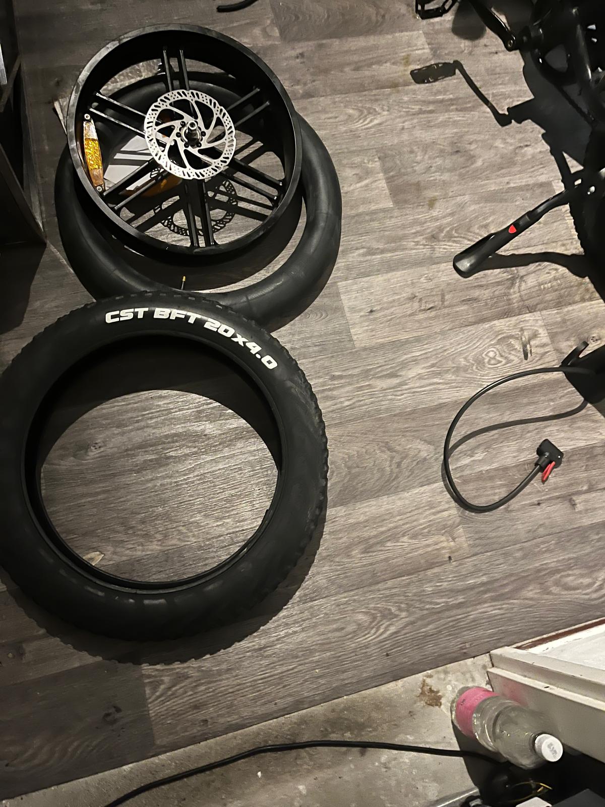 Montage van de banden van uw fatbike  thuis monteren