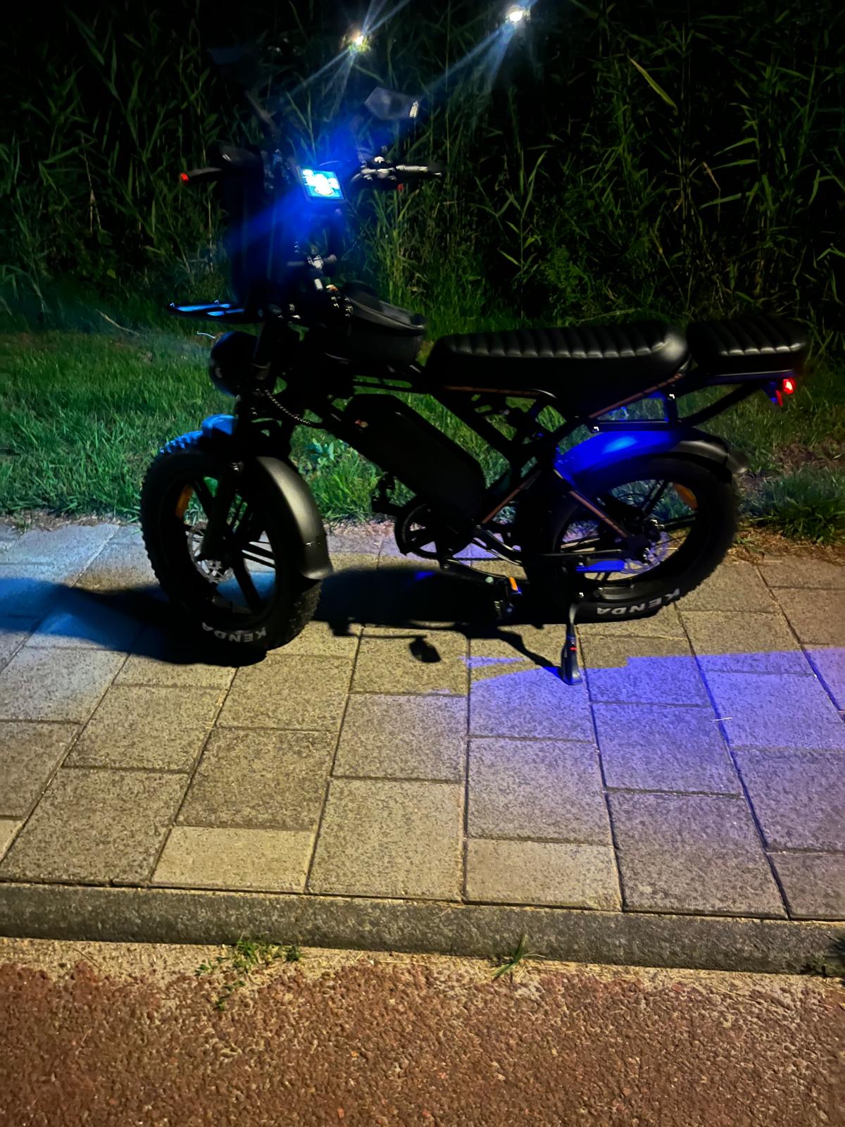 USB-oplaadbare 7-kleuren LED-drone met 2 flitsindicatoren voor uw fatbikes