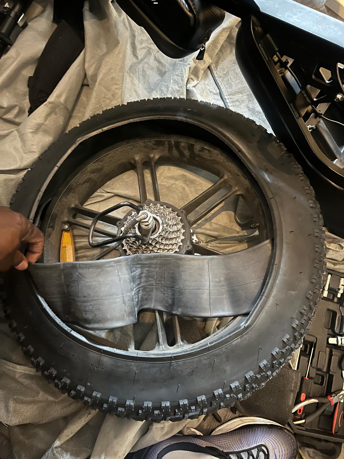 Montage van de banden van uw fatbike  thuis monteren