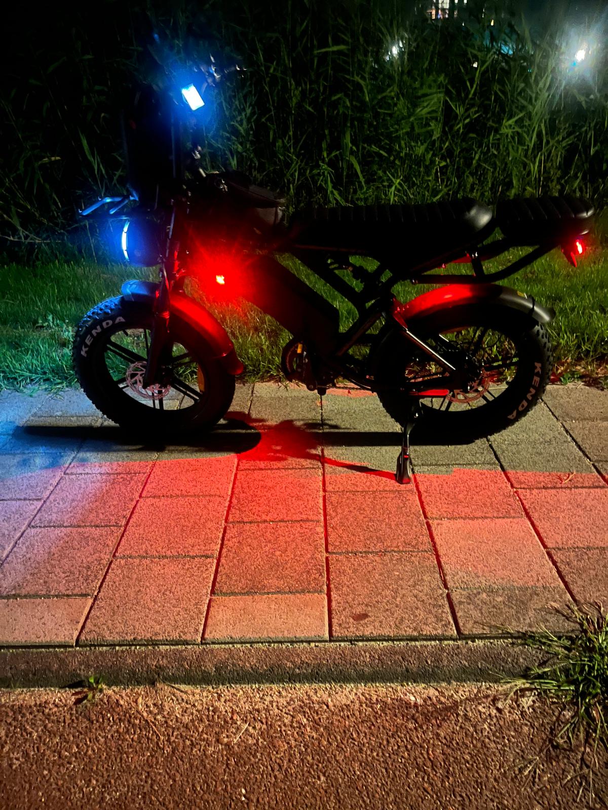 USB-oplaadbare 7-kleuren LED-drone met 2 flitsindicatoren voor uw fatbikes