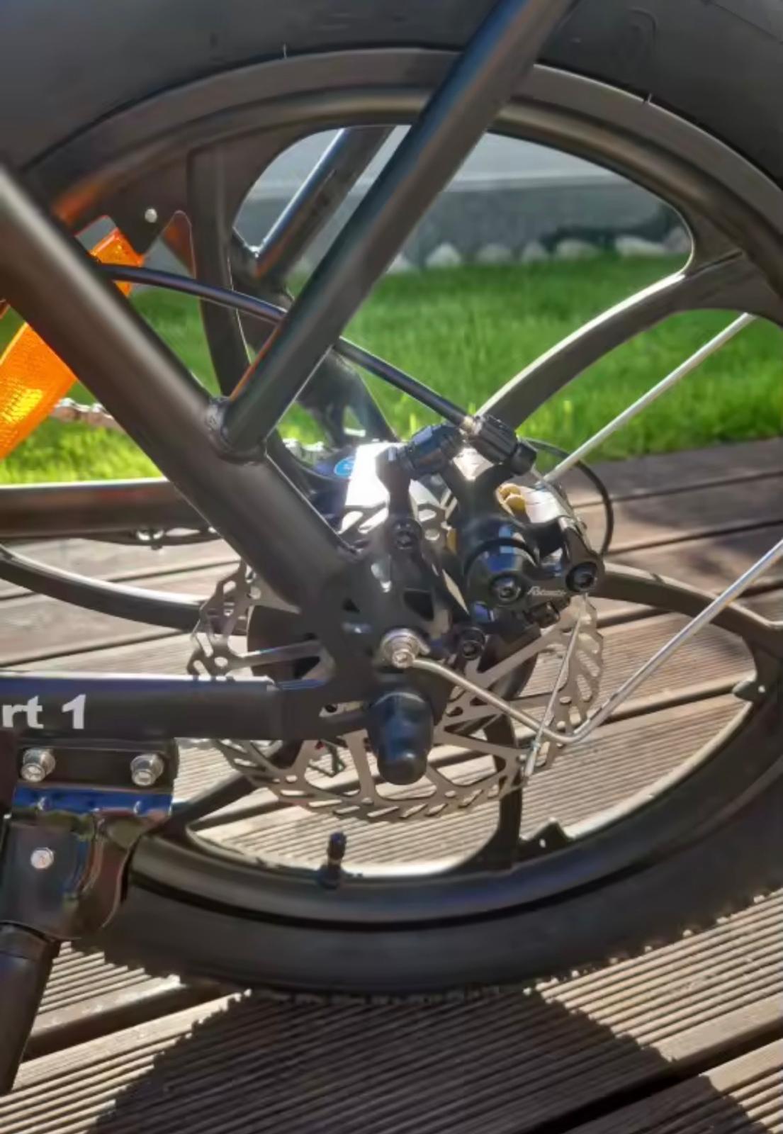 Elektrische fiets met kleine banden kleur zwart