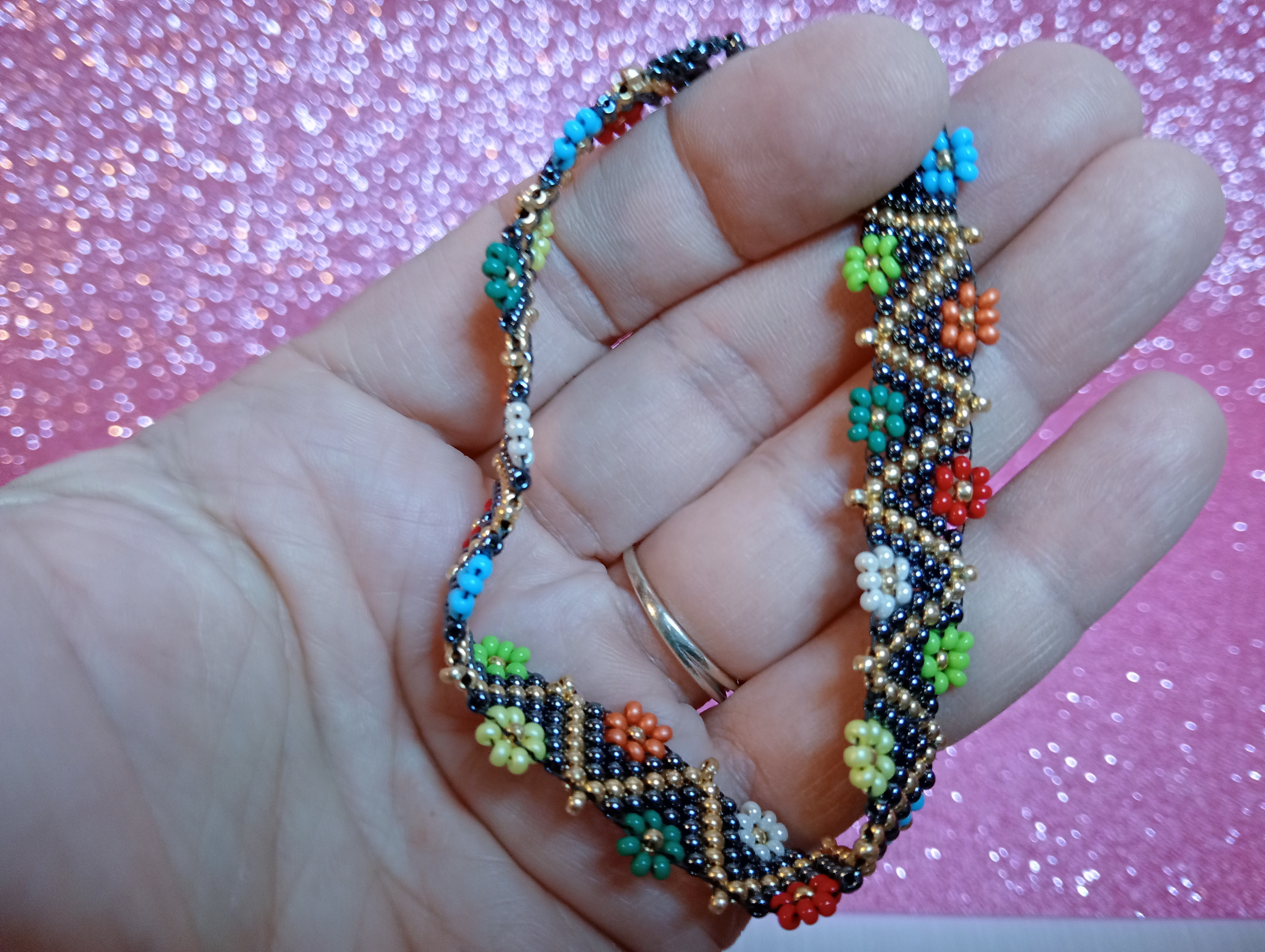 Bracciale con fiori e greca