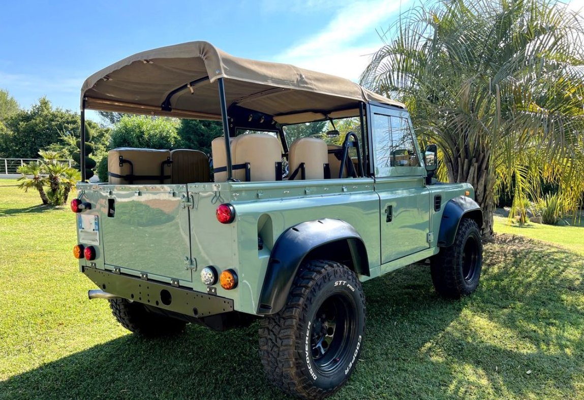 Land Rover Defender  D90