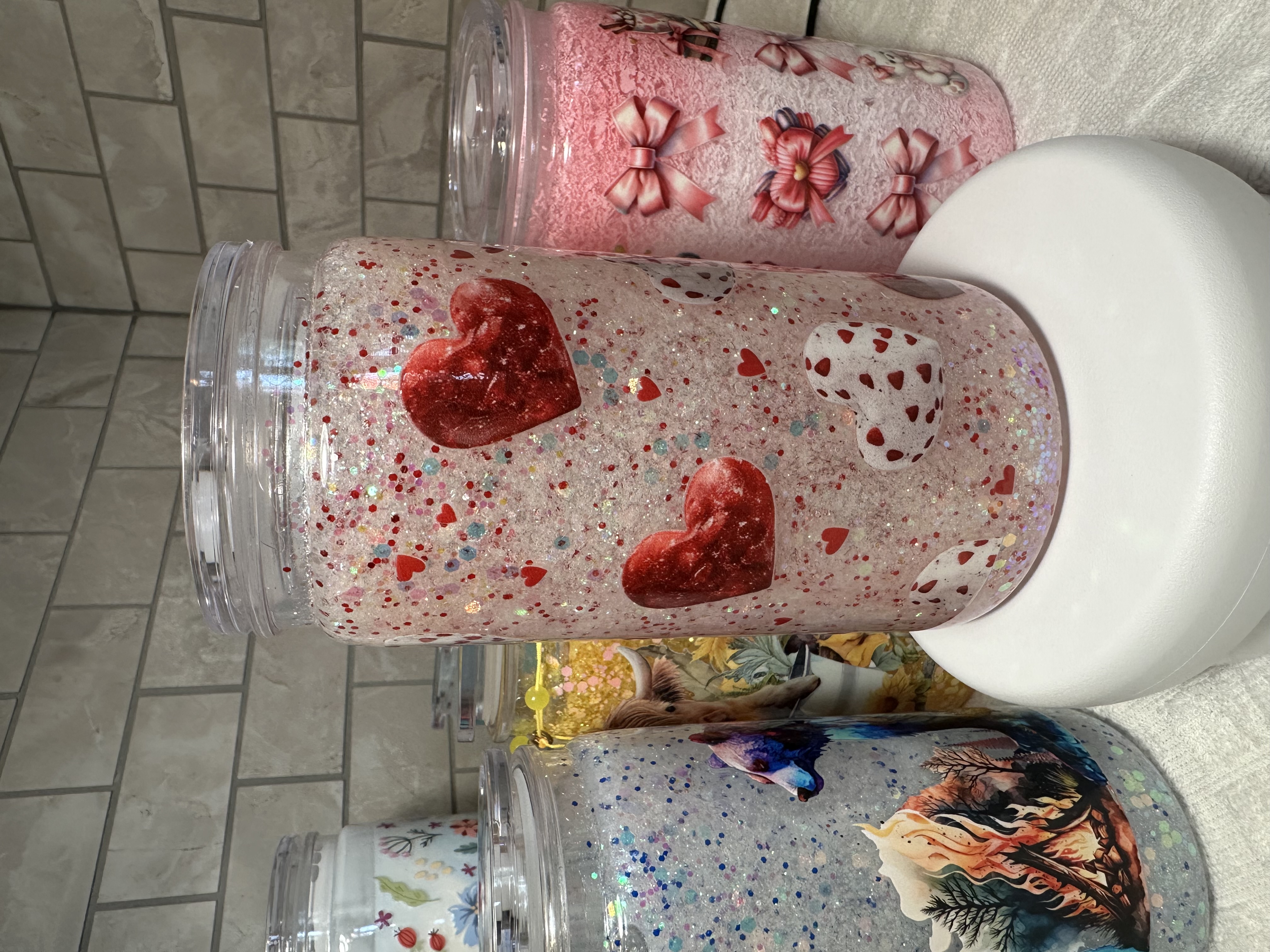 Vaso decorativo con corazones