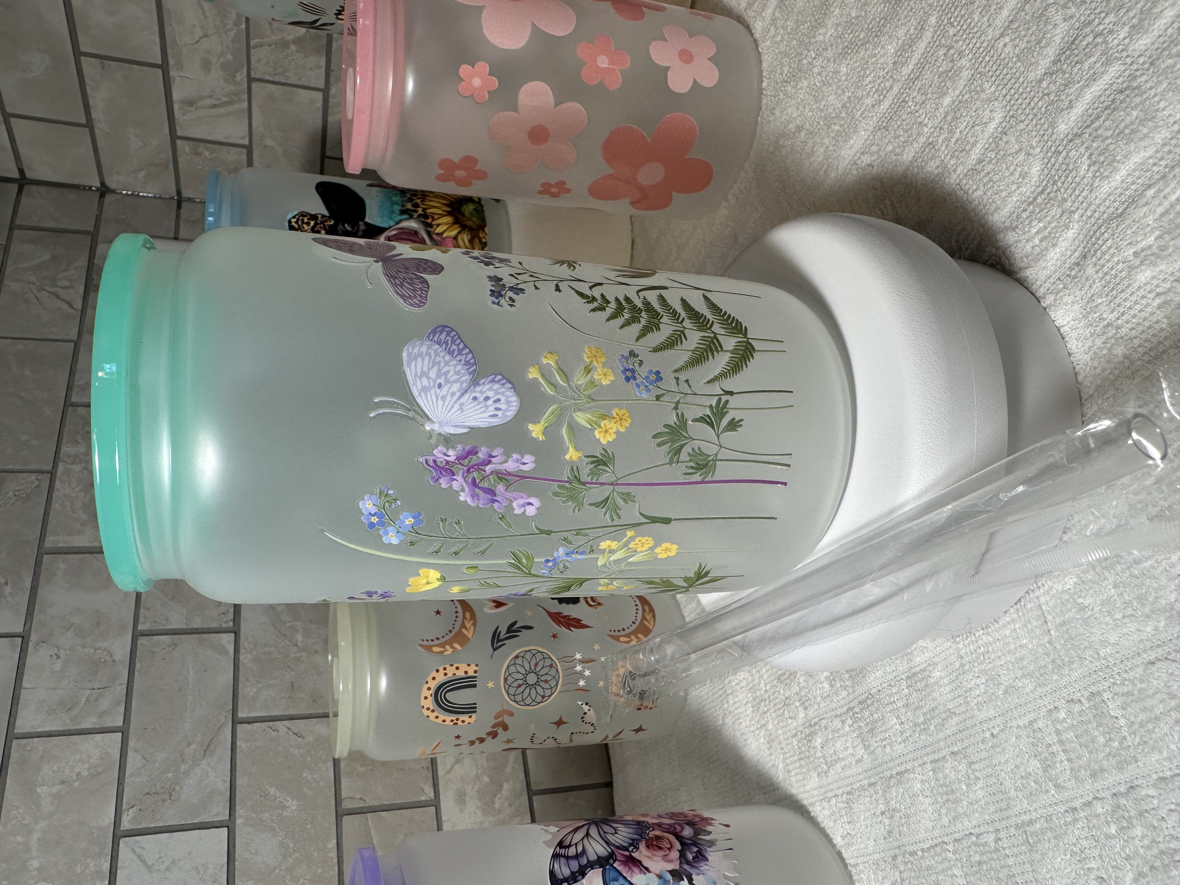 Vaso  de vidrio decorativo en flores y mariposas 