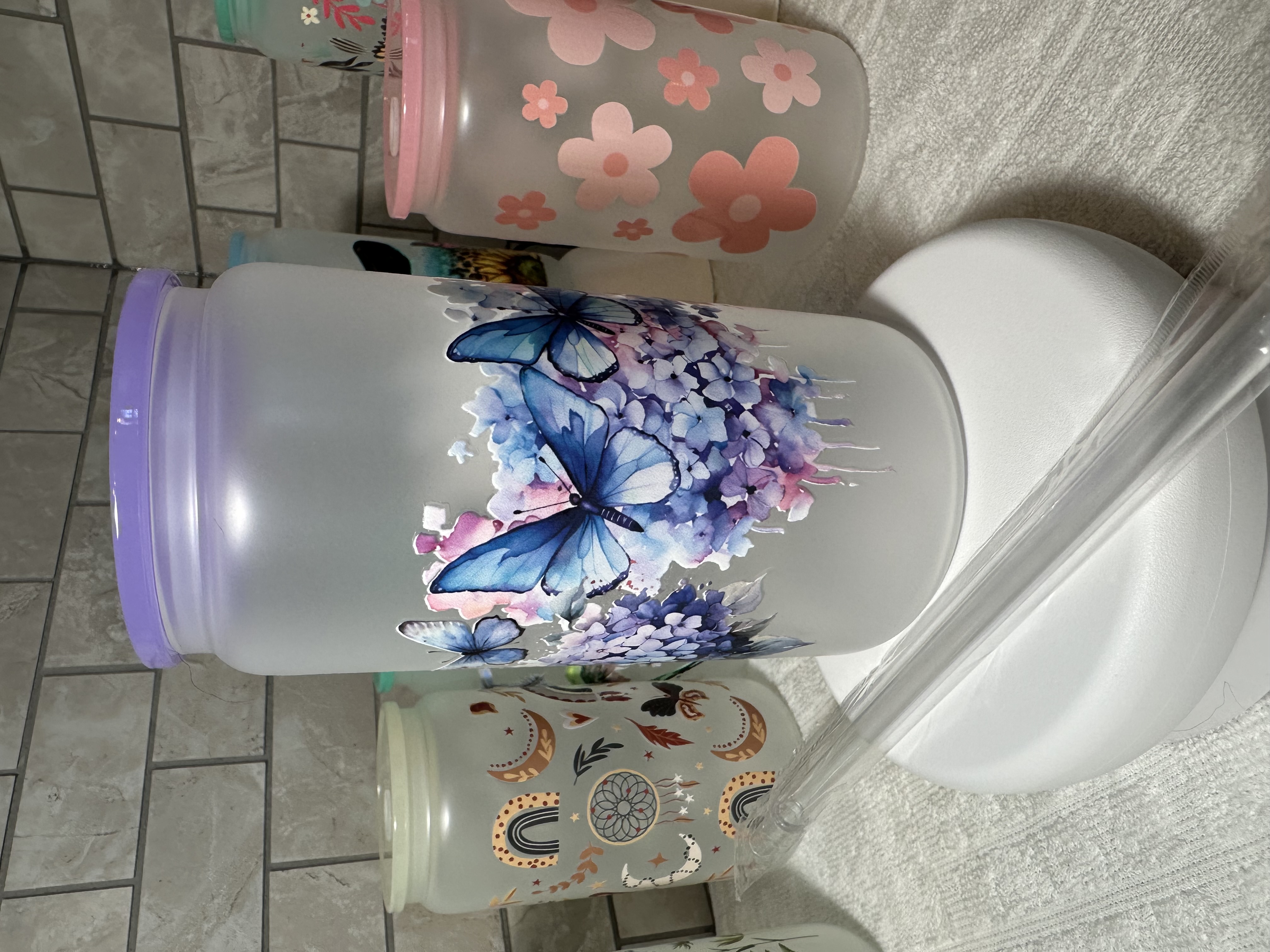 Vaso decorativa con mariposas