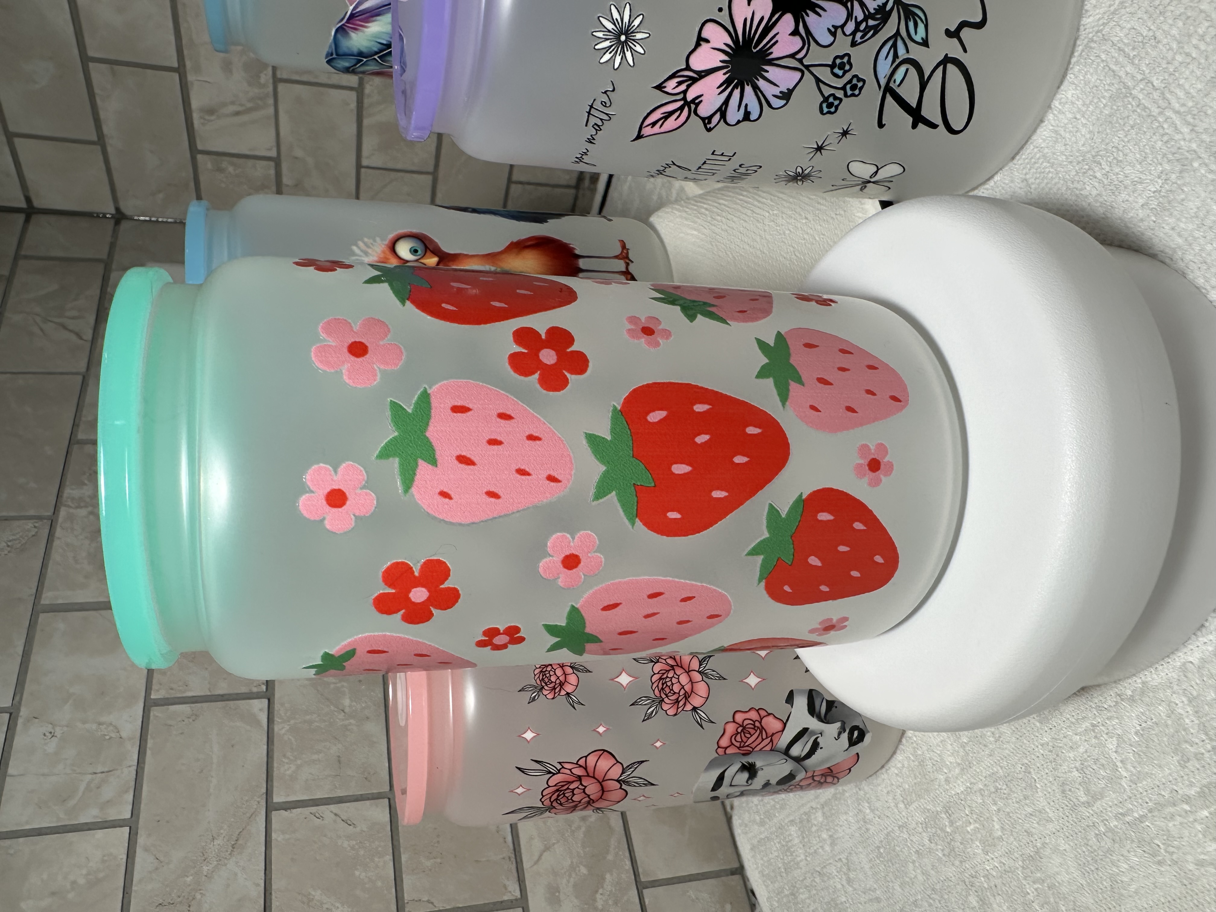 Vaso de vidrio con fresas