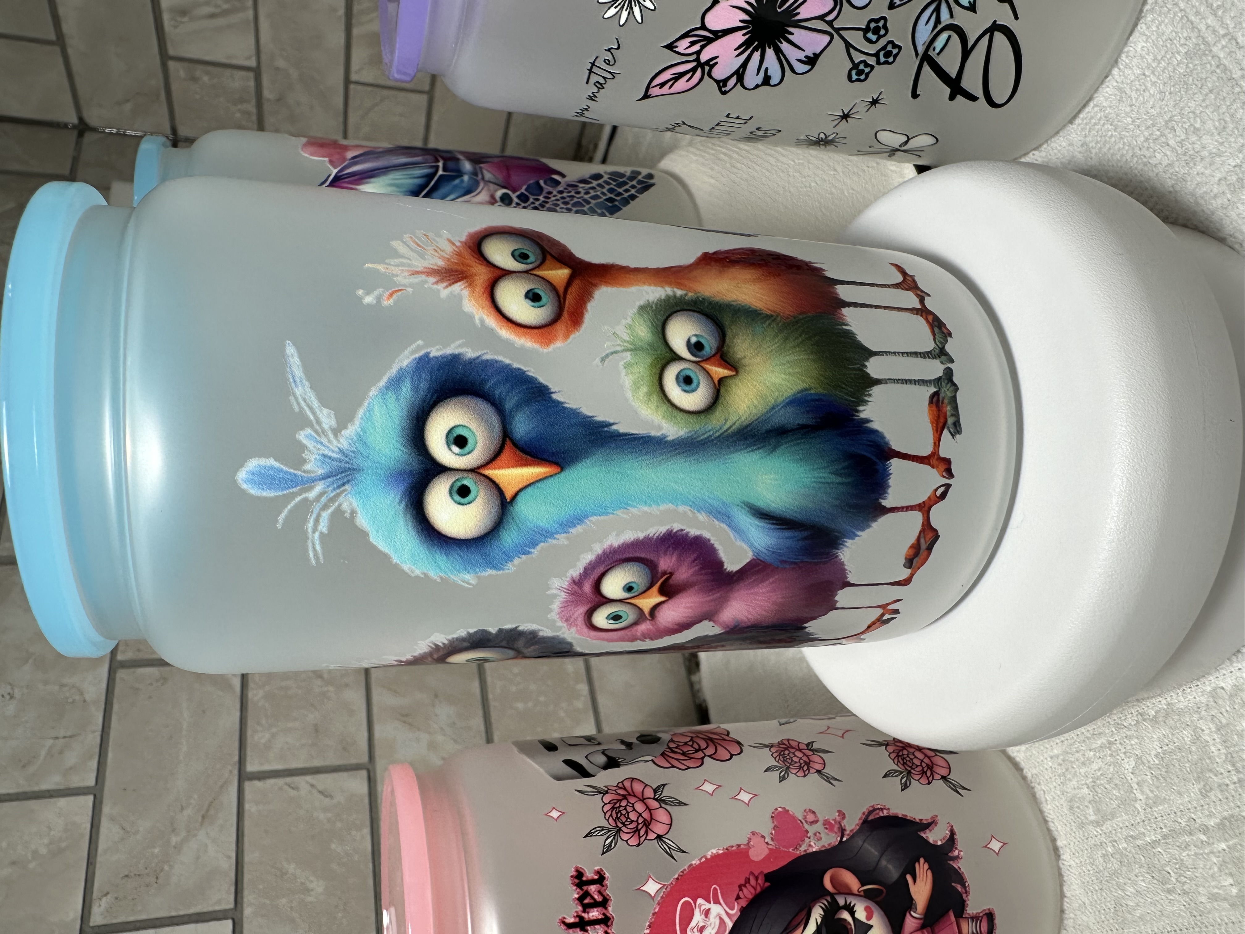 Vaso en vidrio decorativo con pájaros coloridos