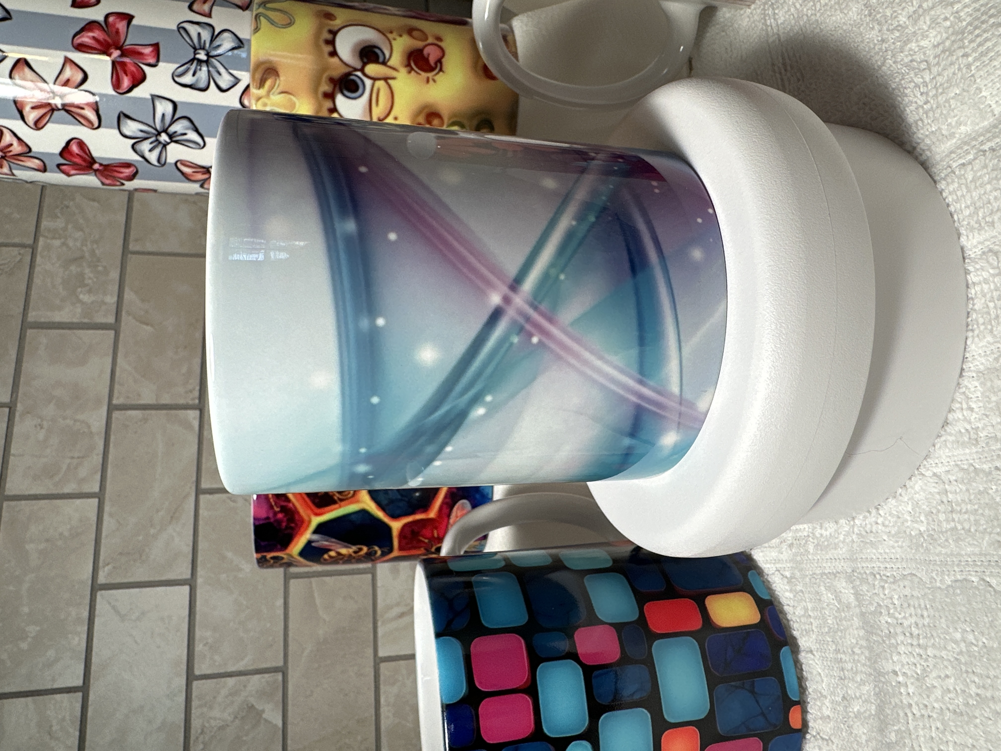 Taza decorativa con diseño abstracto