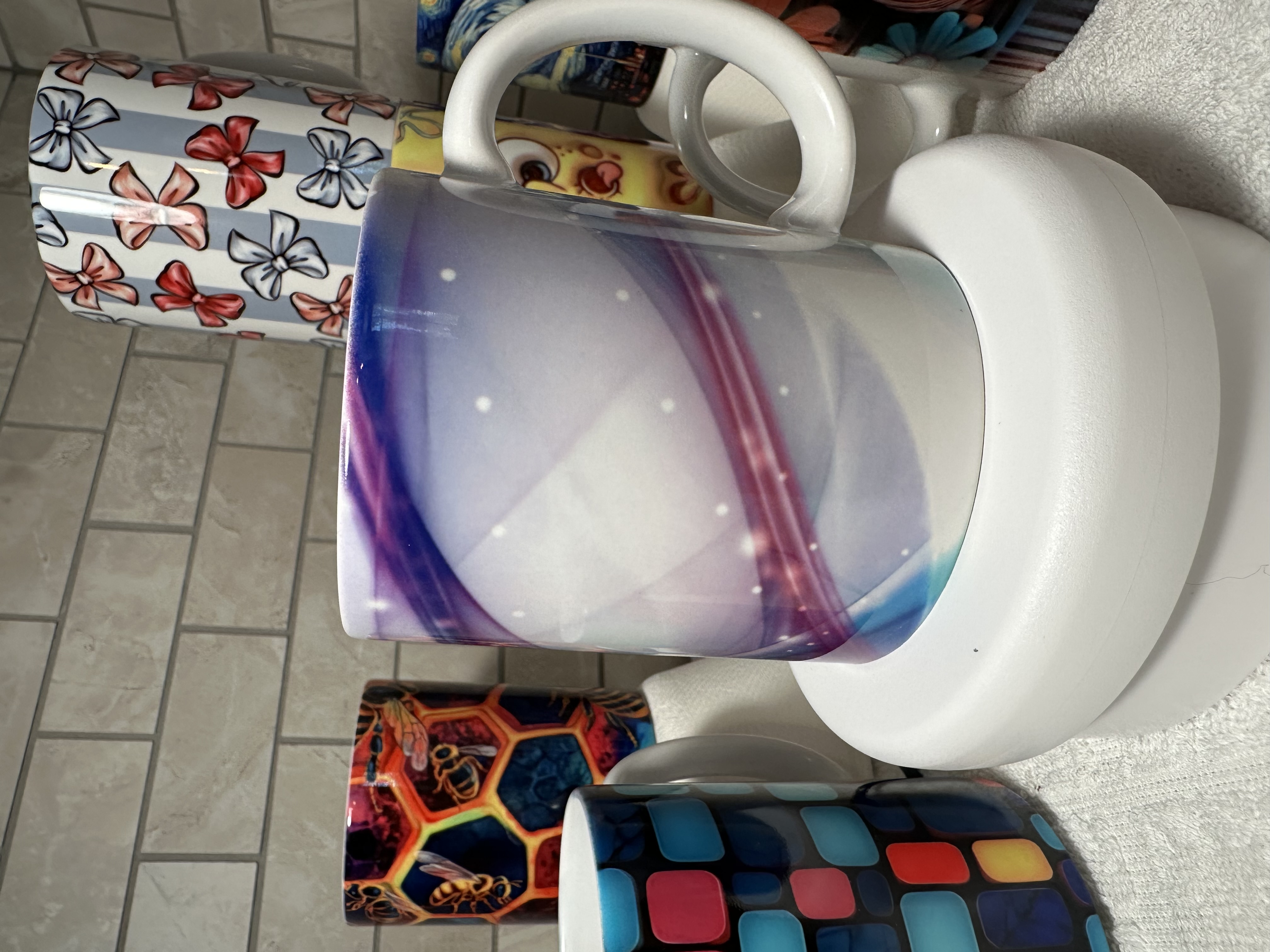 Taza decorativa con diseño abstracto