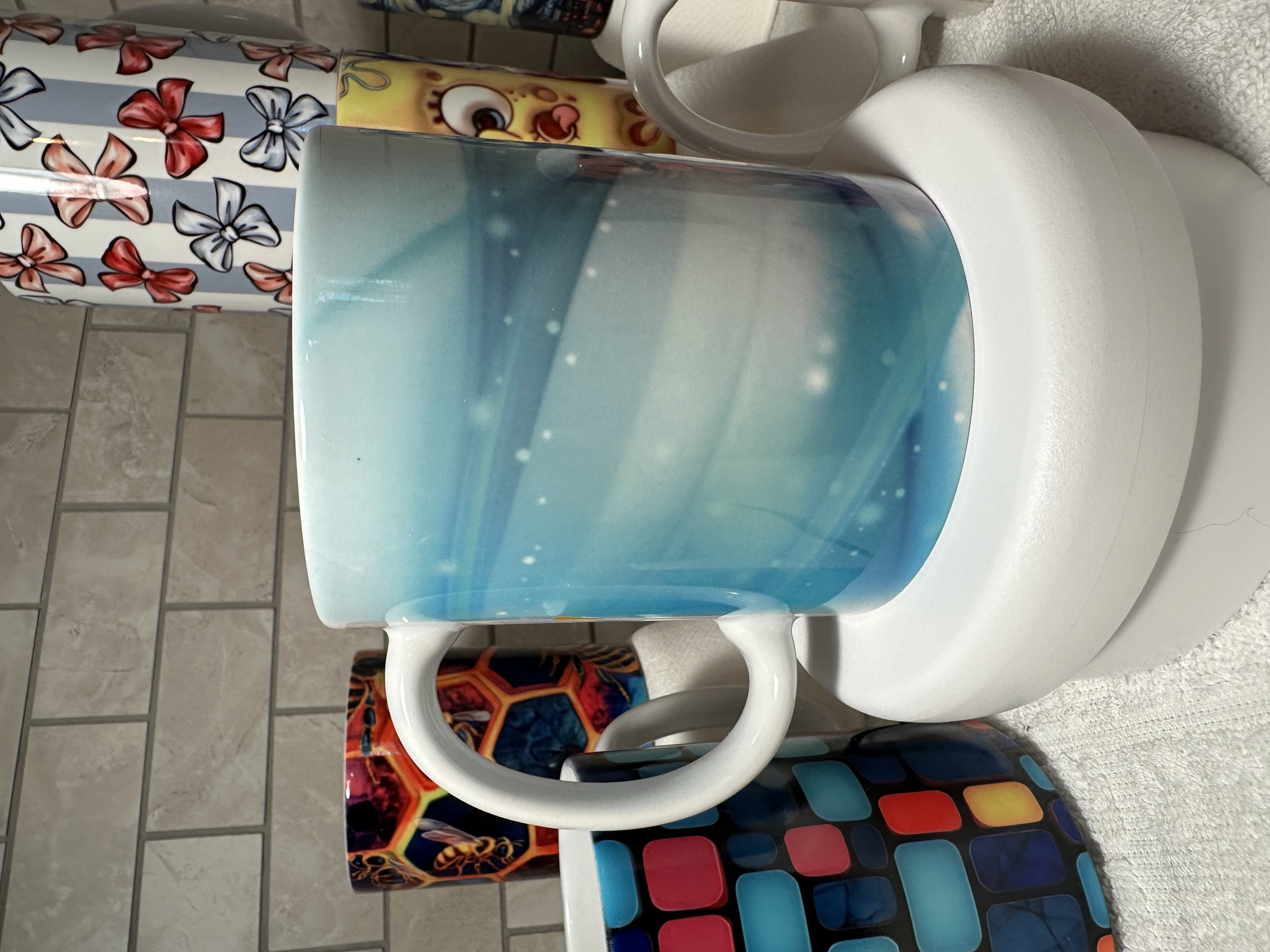 Taza decorativa con diseño abstracto