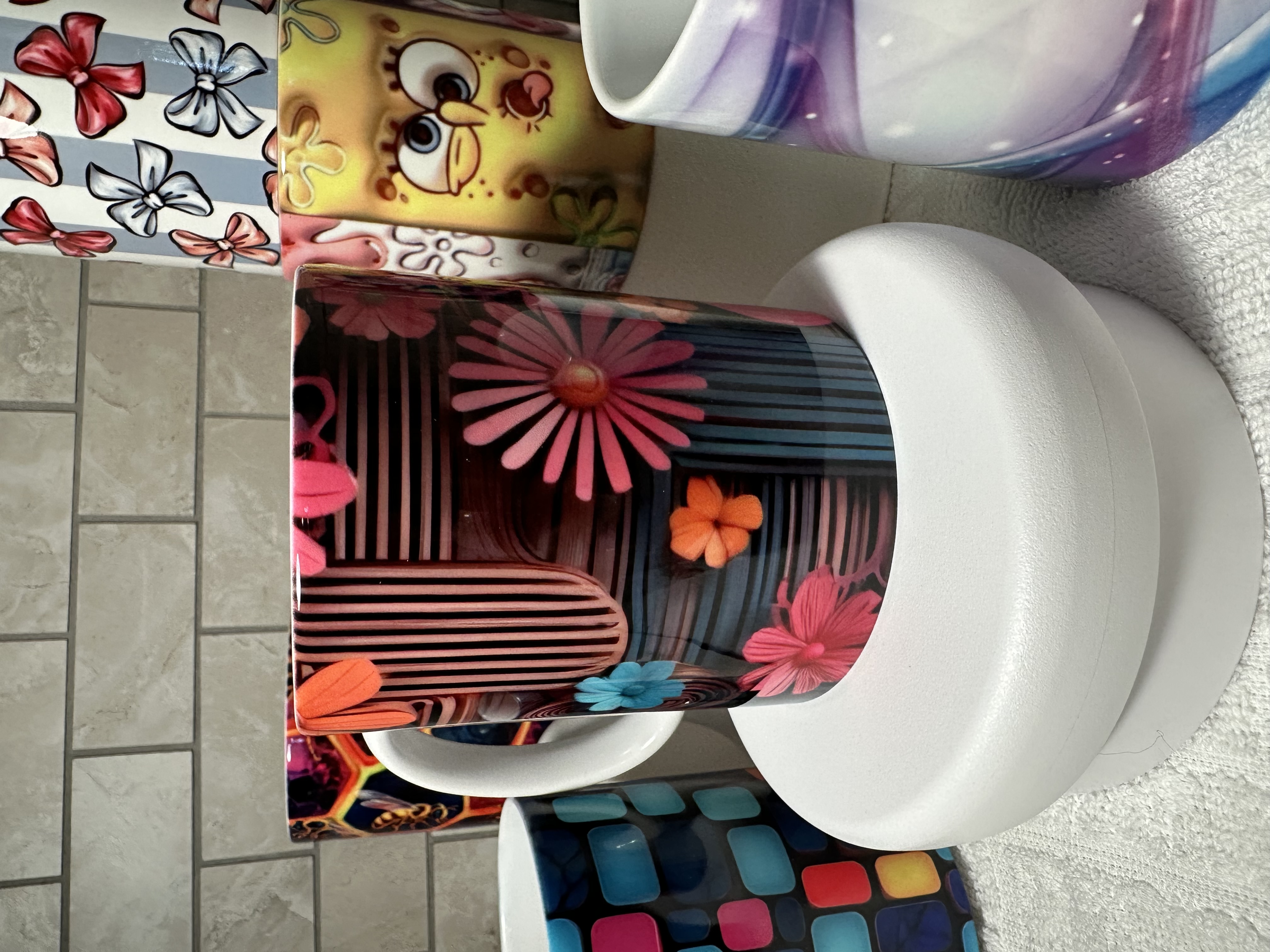 Taza de cerámica con flores coloridas