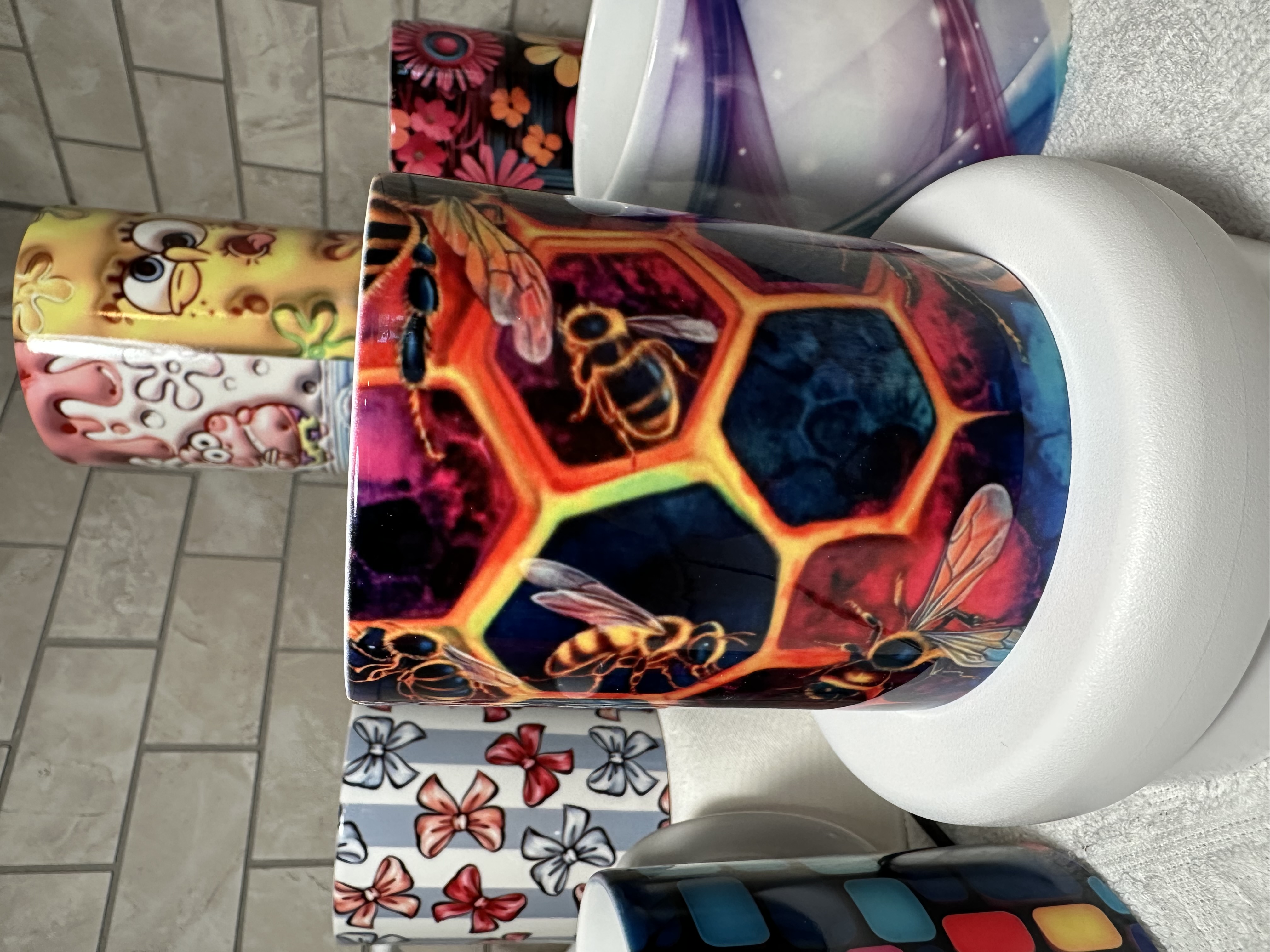 Taza decorativa con diseño de abejas y panal