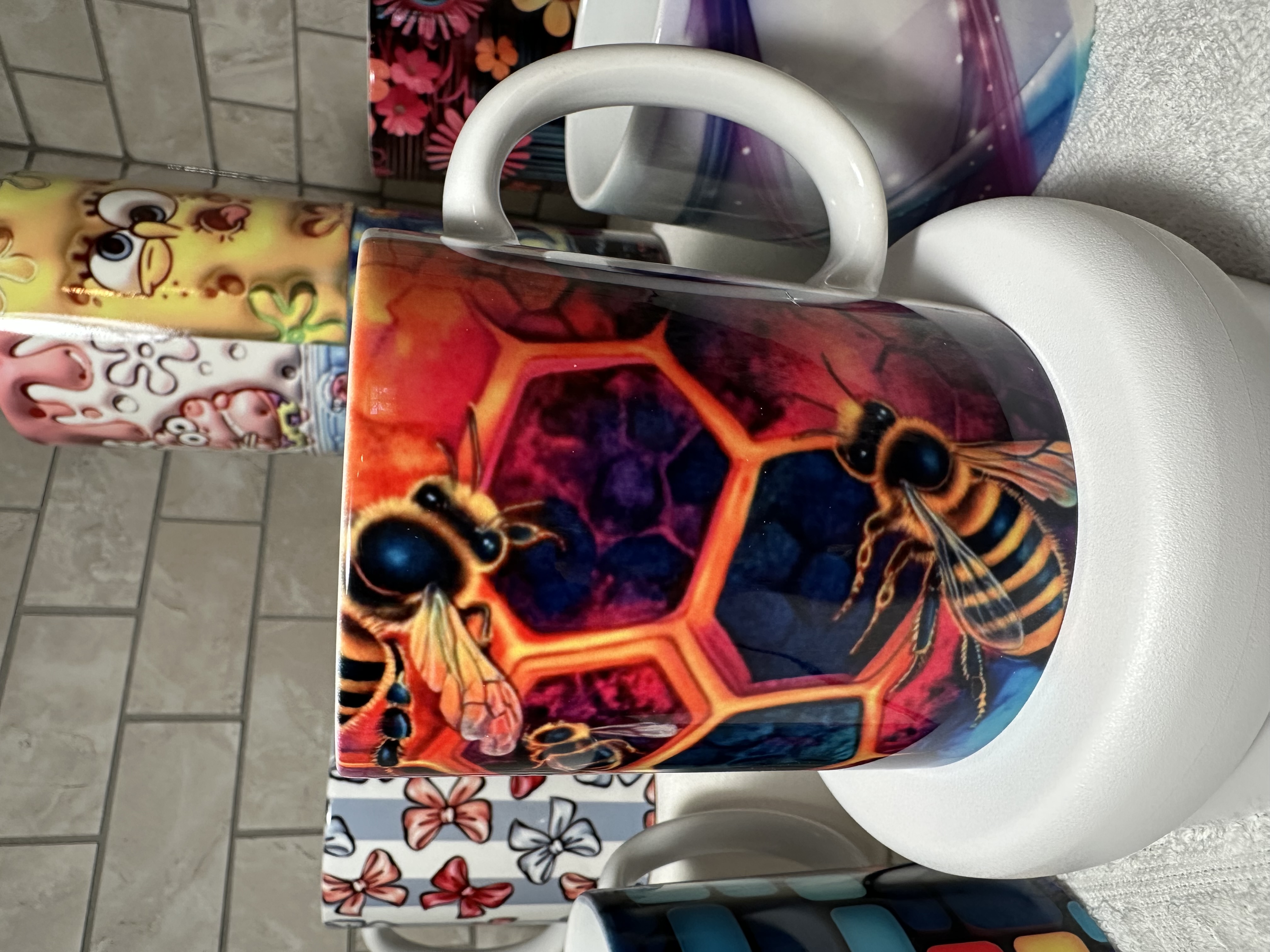 Taza decorativa con diseño de abejas y panal