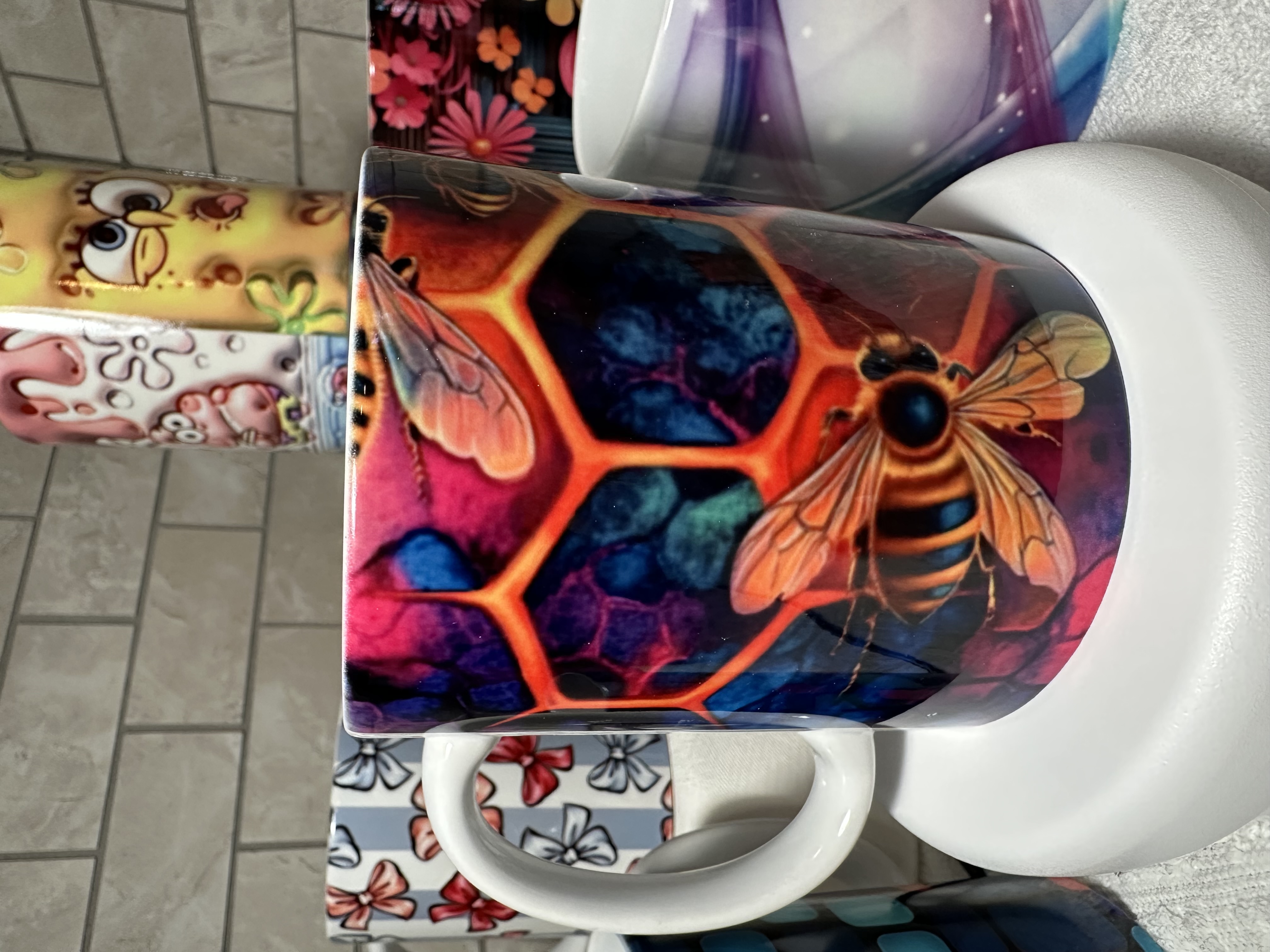 Taza decorativa con diseño de abejas y panal
