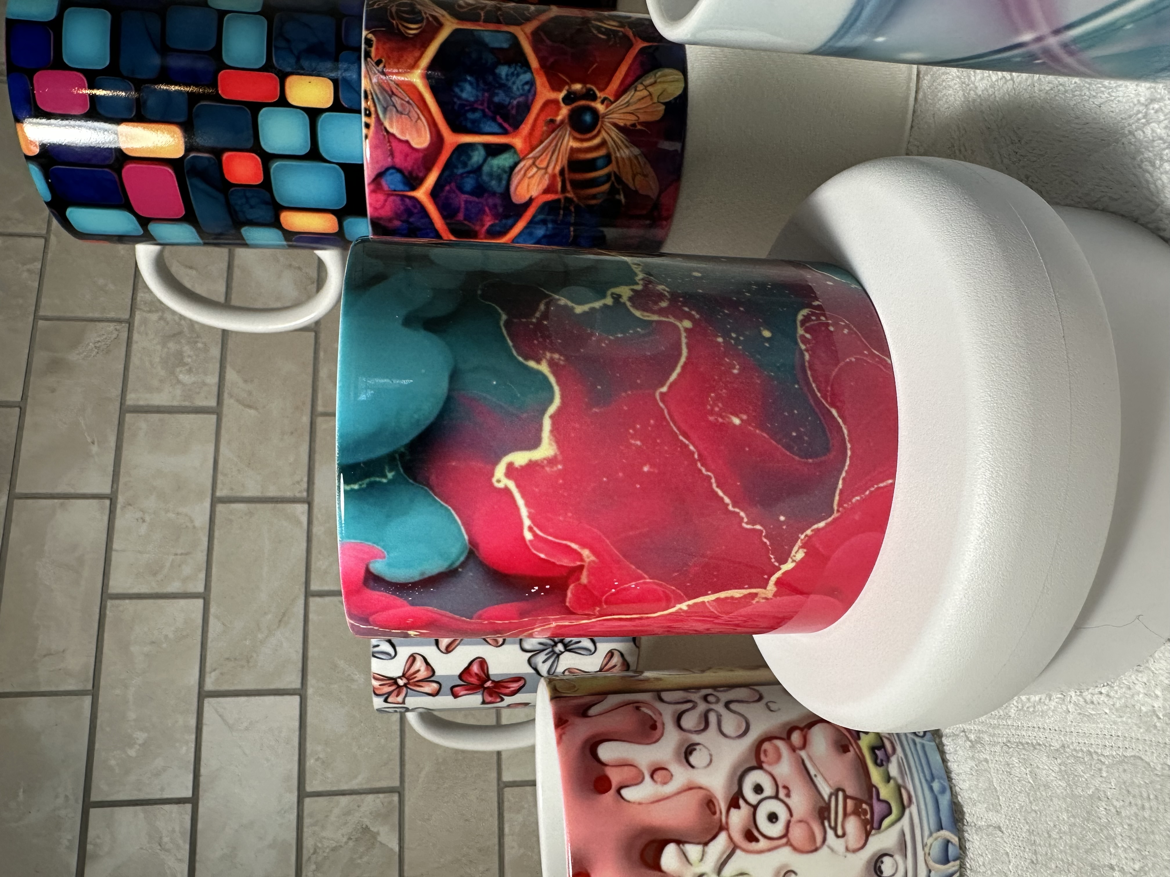 Taza artística de colores vivos