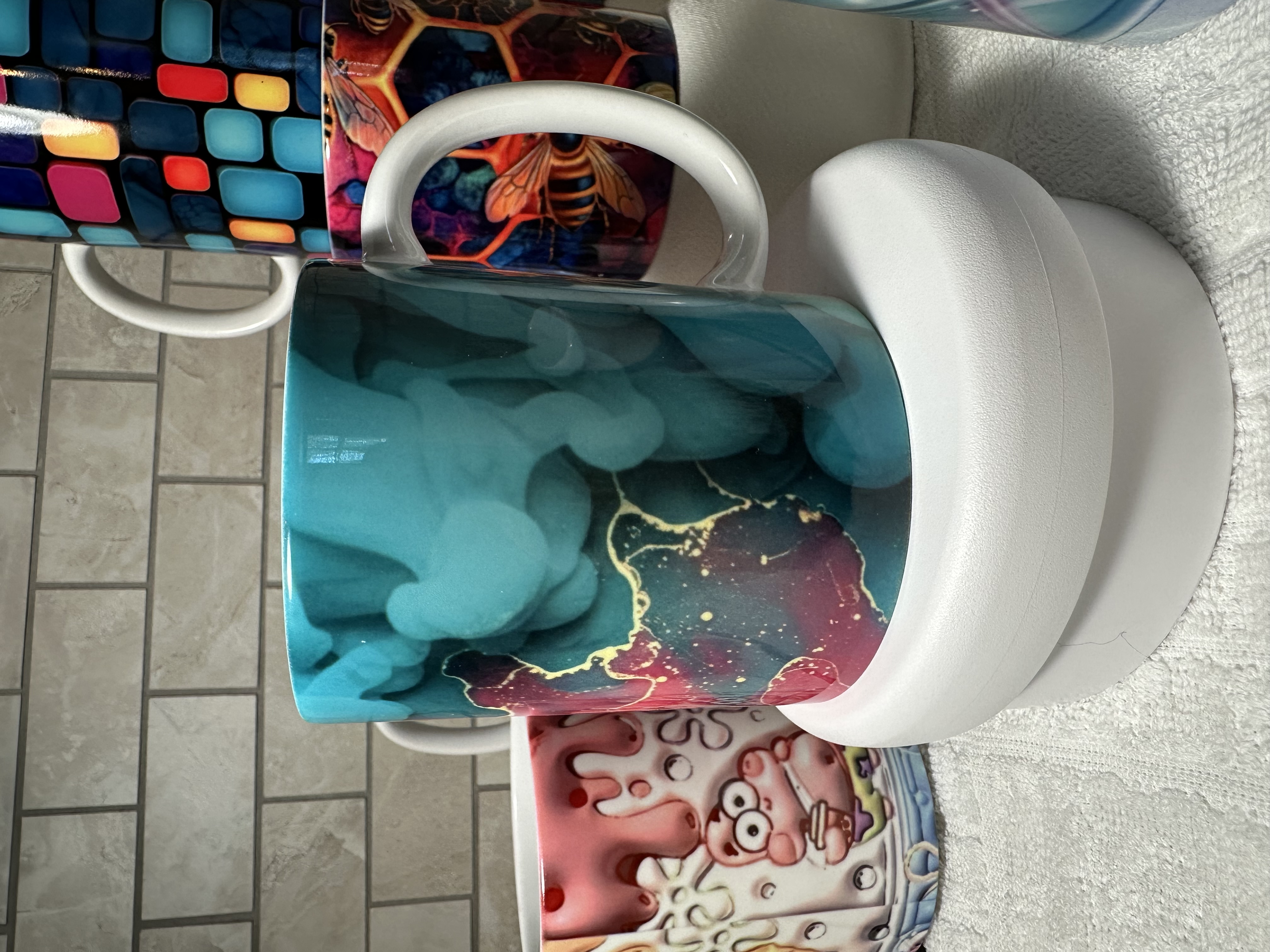 Taza artística de colores vivos