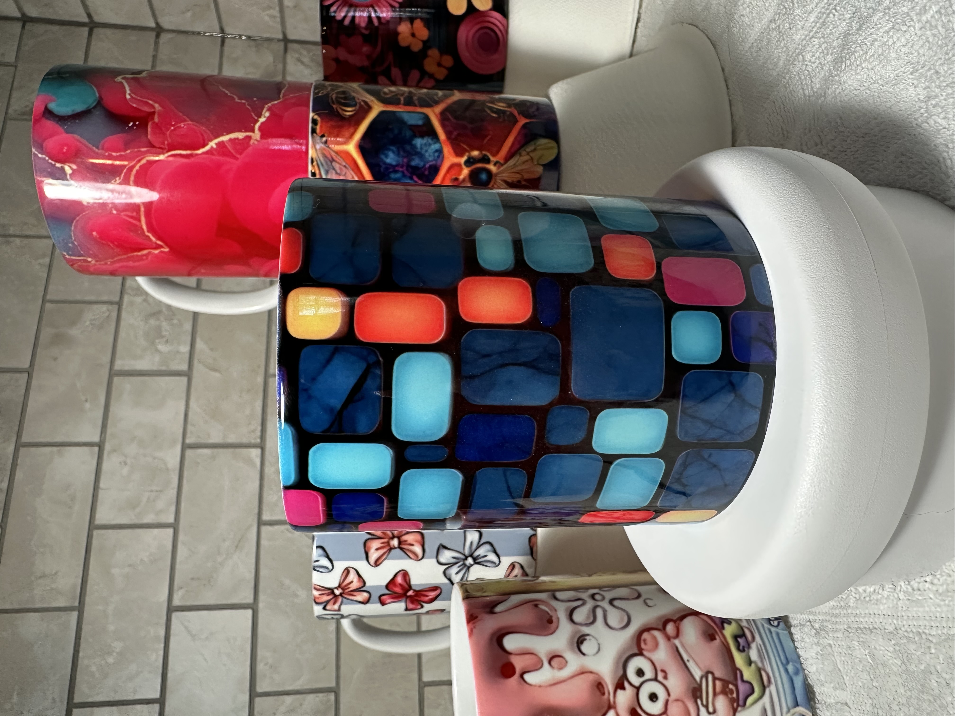 Taza decorativa con diseño geométrico