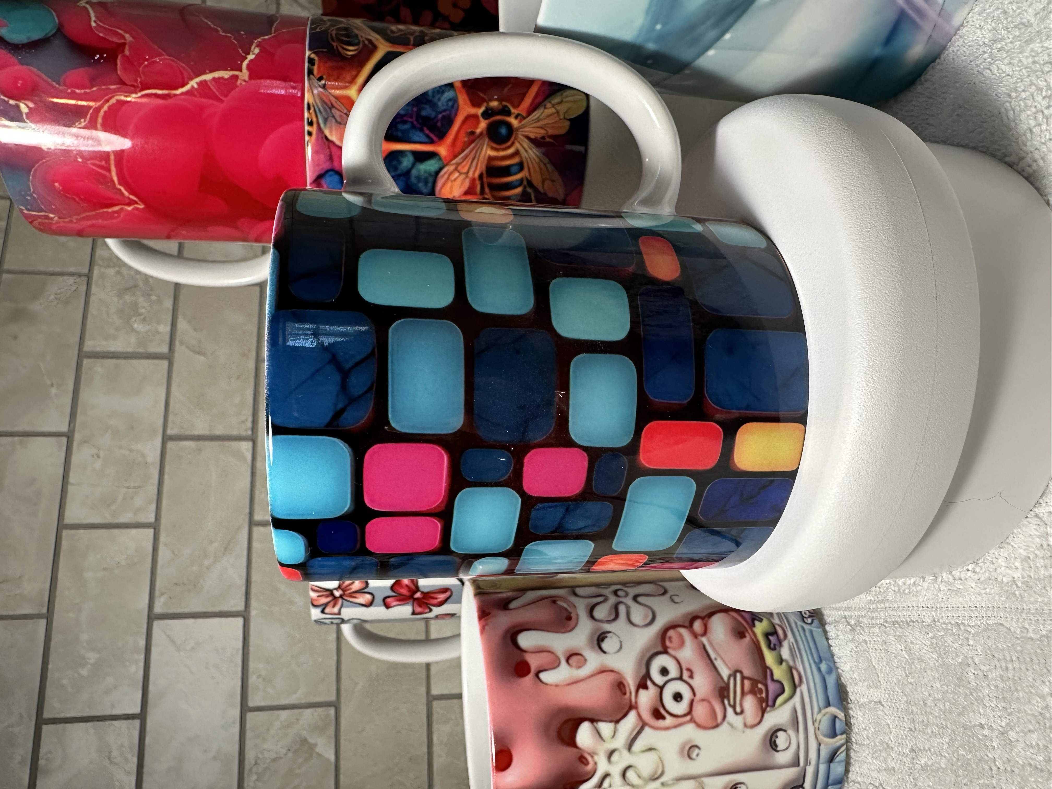 Taza decorativa con diseño geométrico