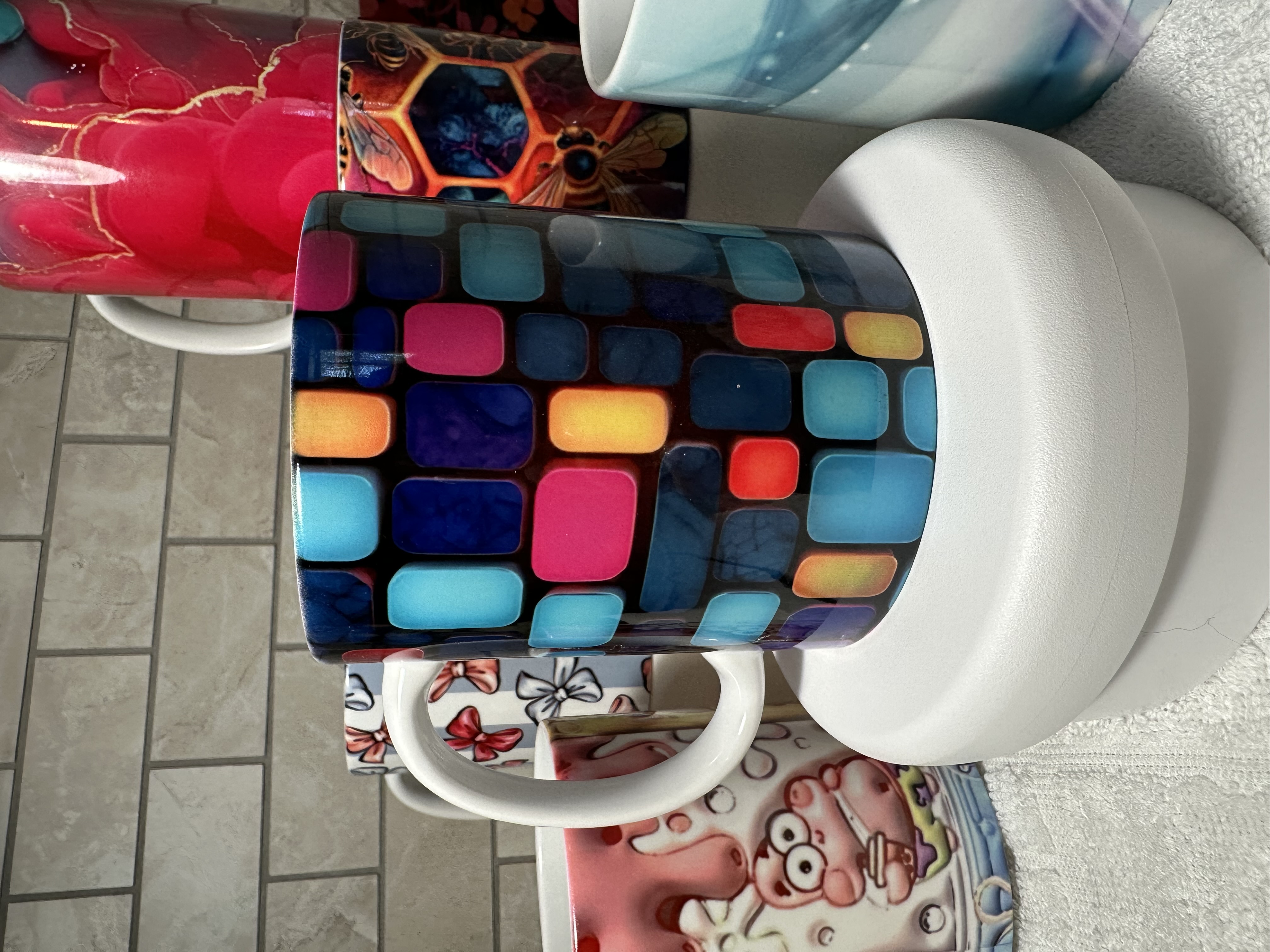 Taza decorativa con diseño geométrico