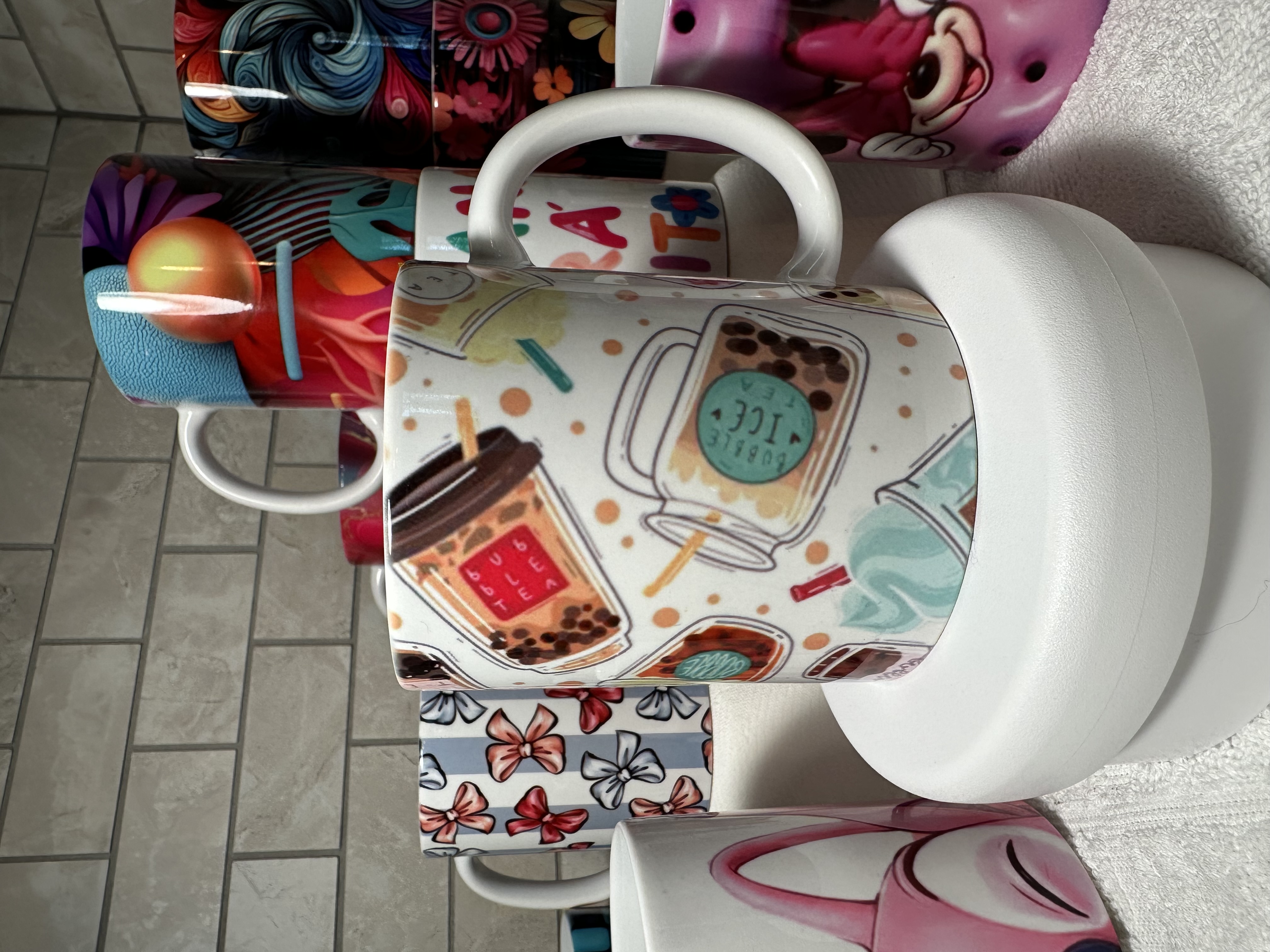 Taza de cerámica con diseño de bubble tea