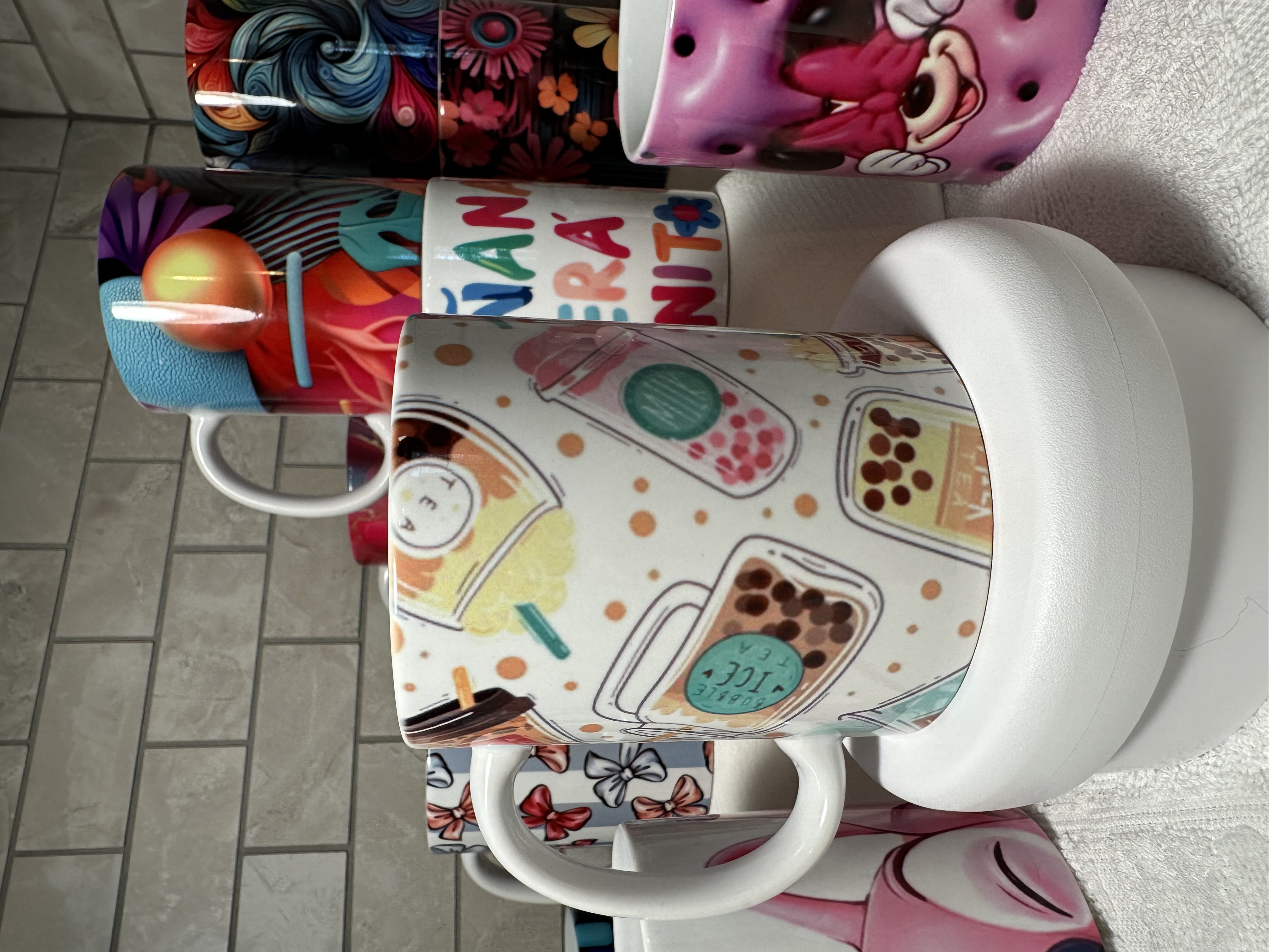 Taza de cerámica con diseño de bubble tea