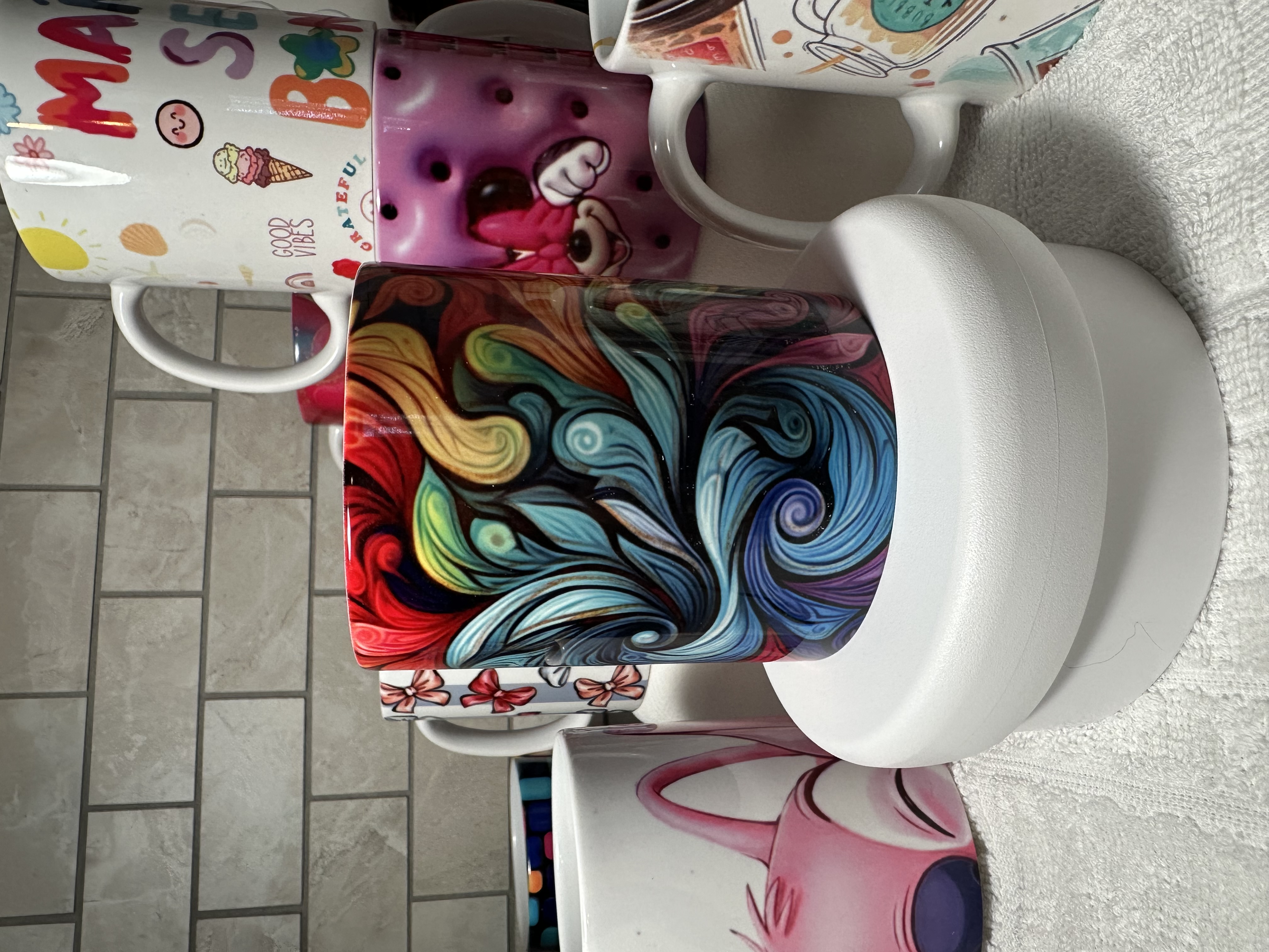 Taza con diseño de remolino de colores