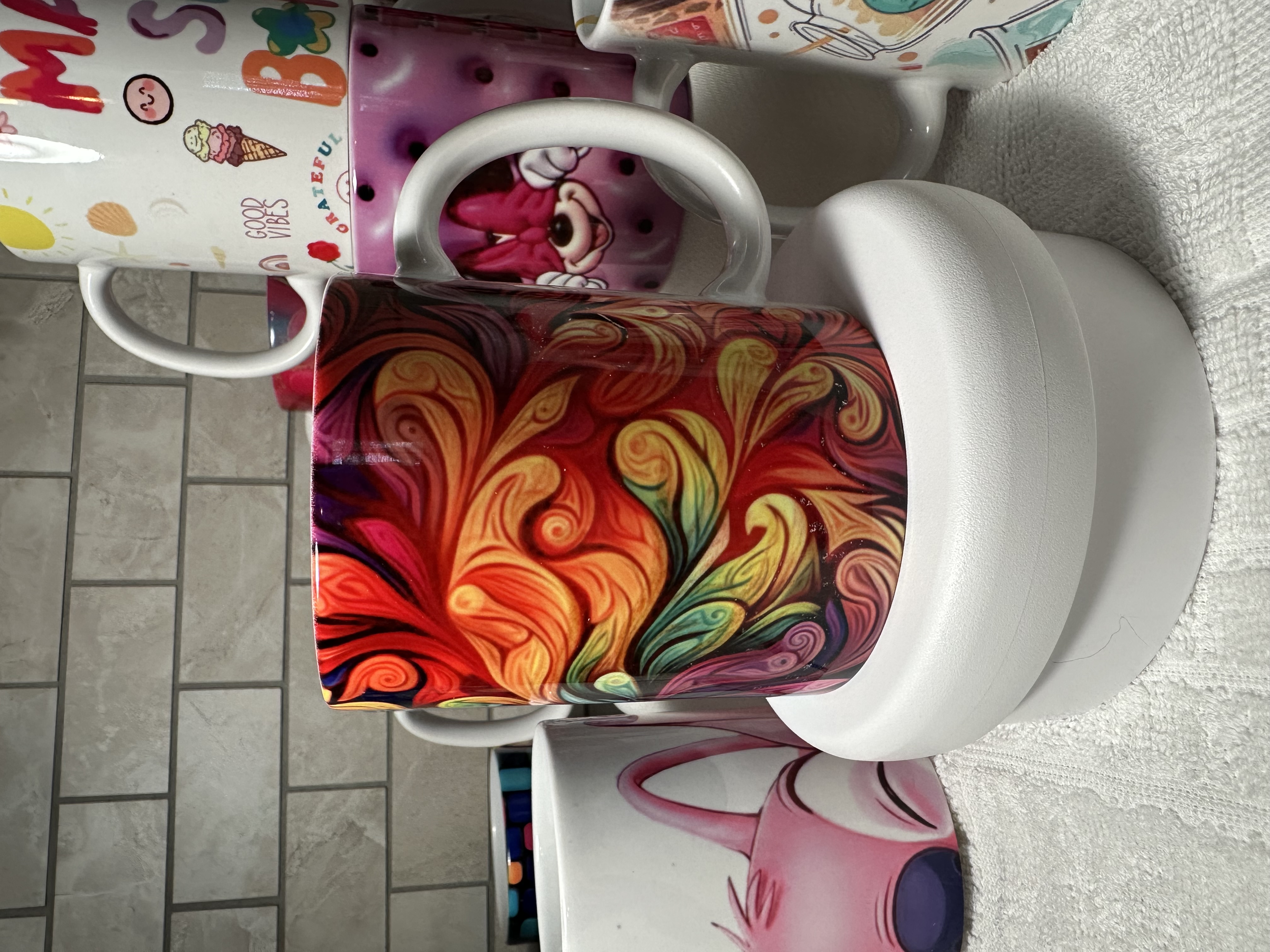 Taza con diseño de remolino de colores