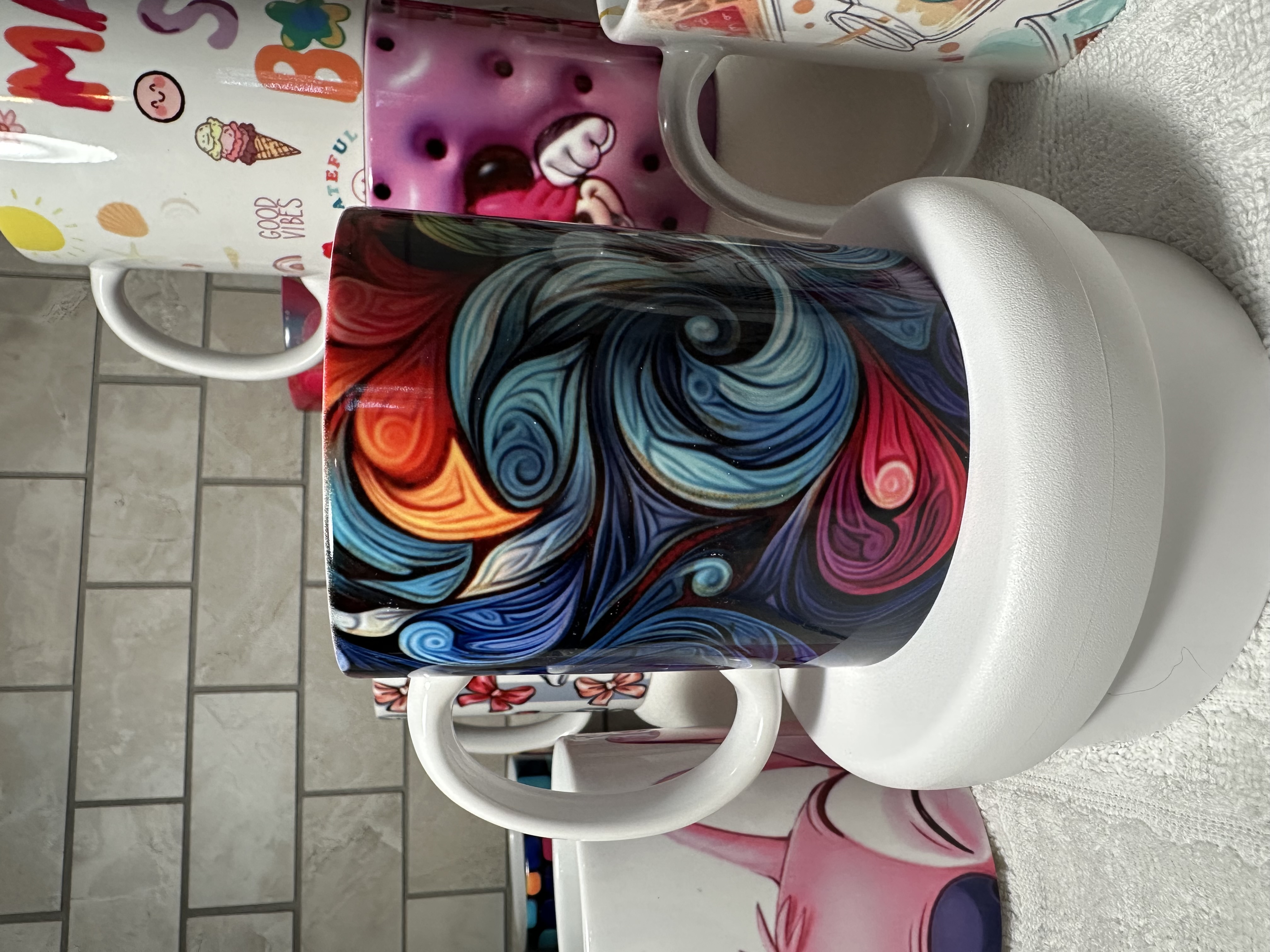 Taza con diseño de remolino de colores