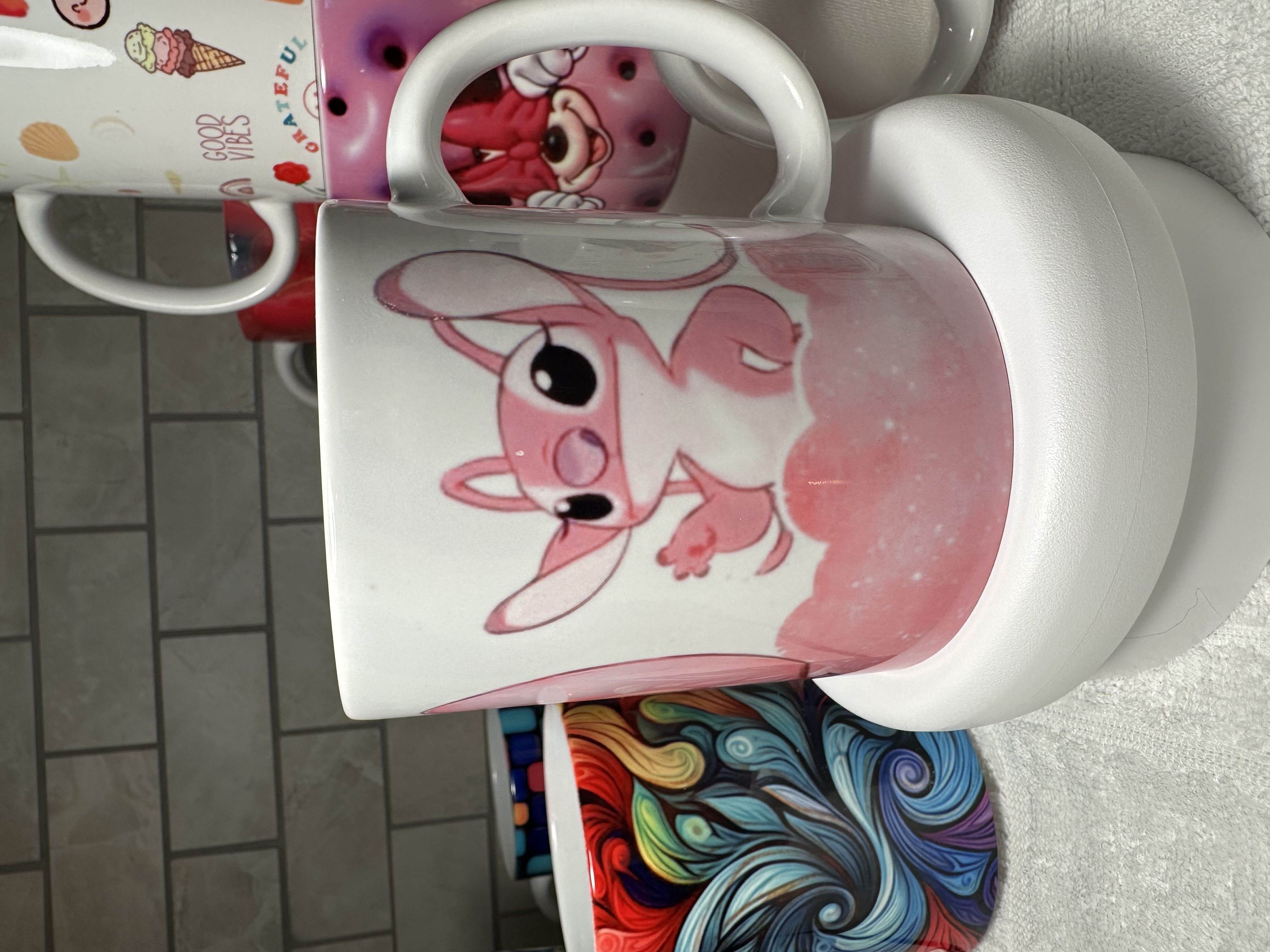 Taza con diseño de conejita rosa ángel