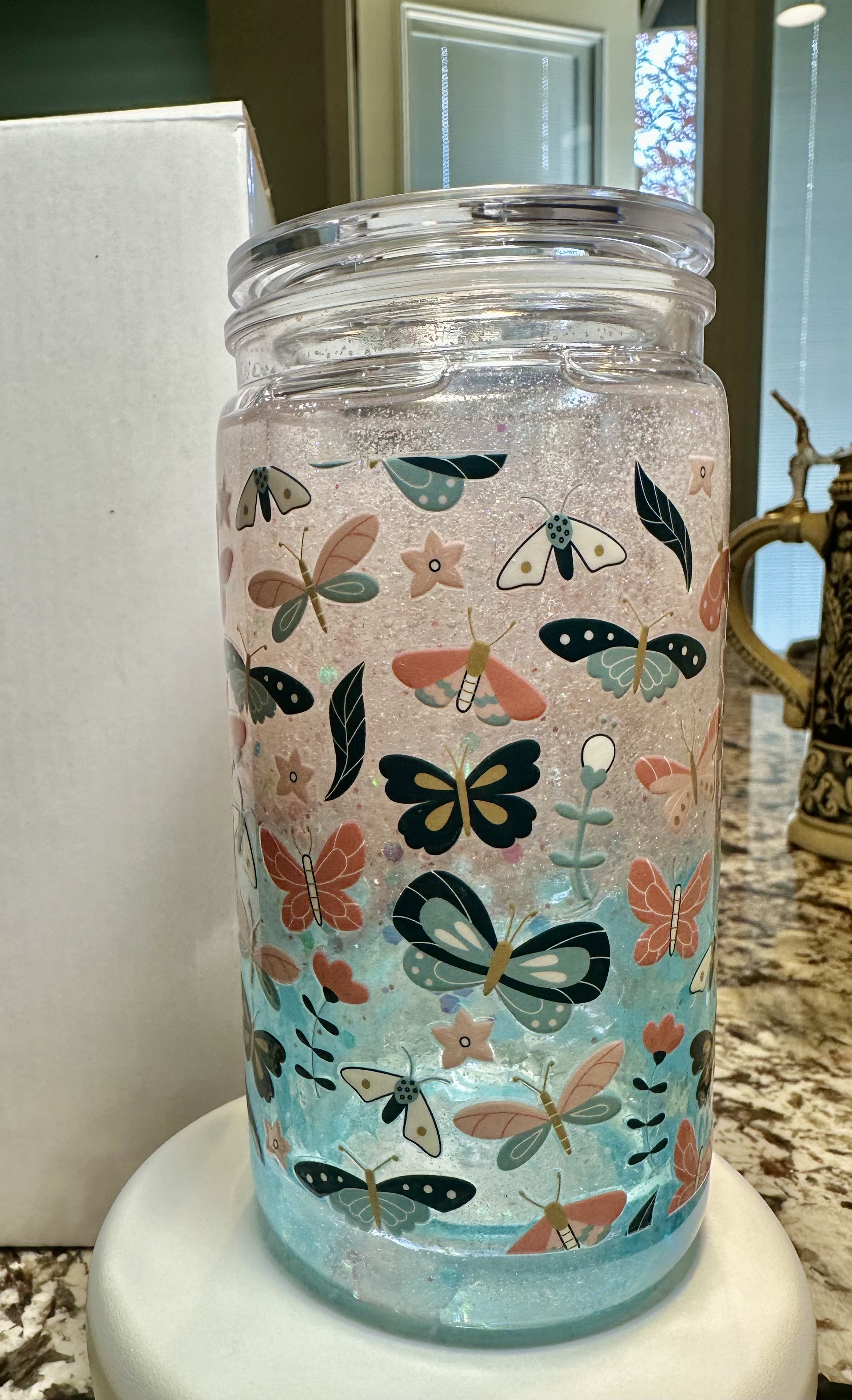 Vaso doble paras en decoración  con mariposas