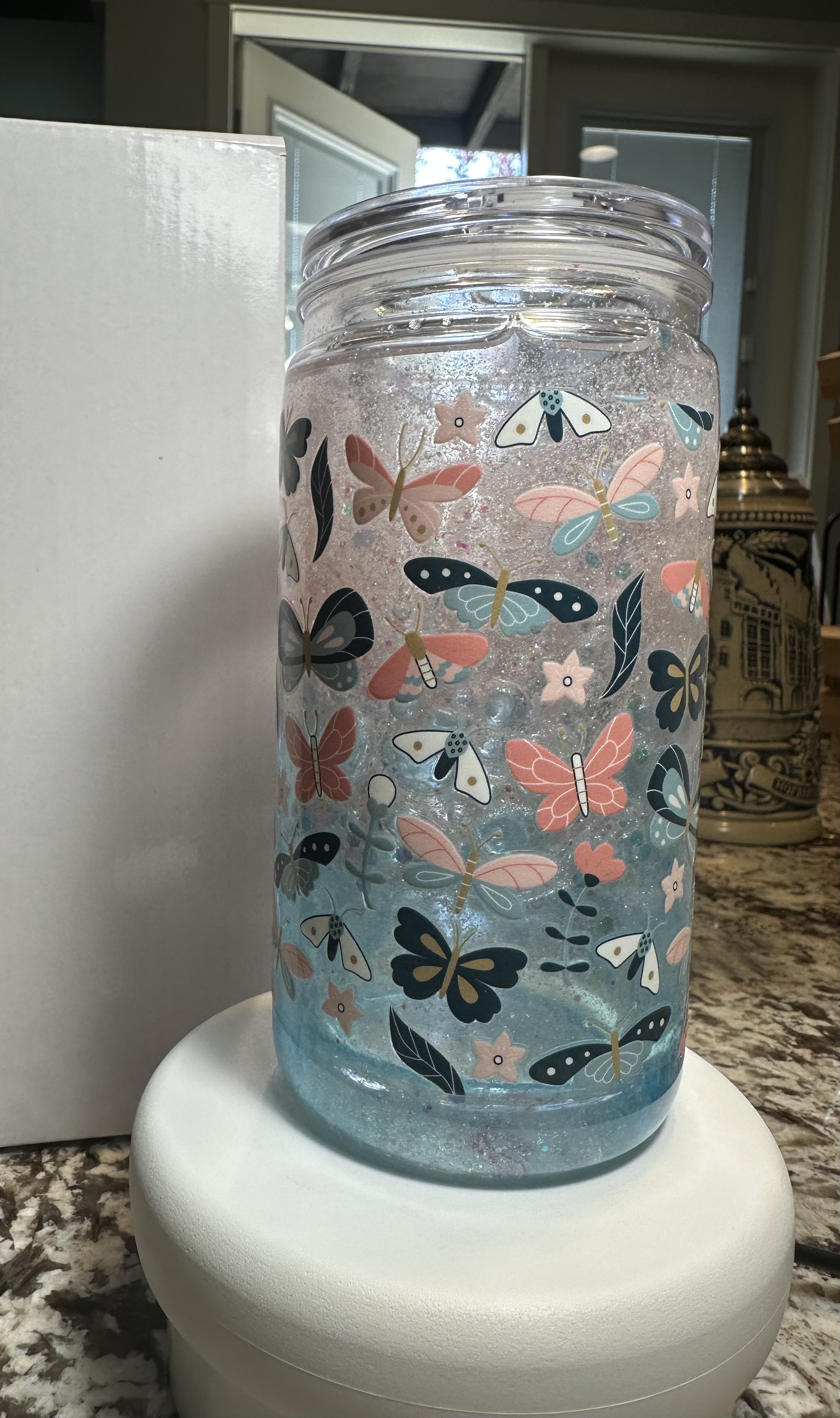 Vaso doble paras en decoración  con mariposas