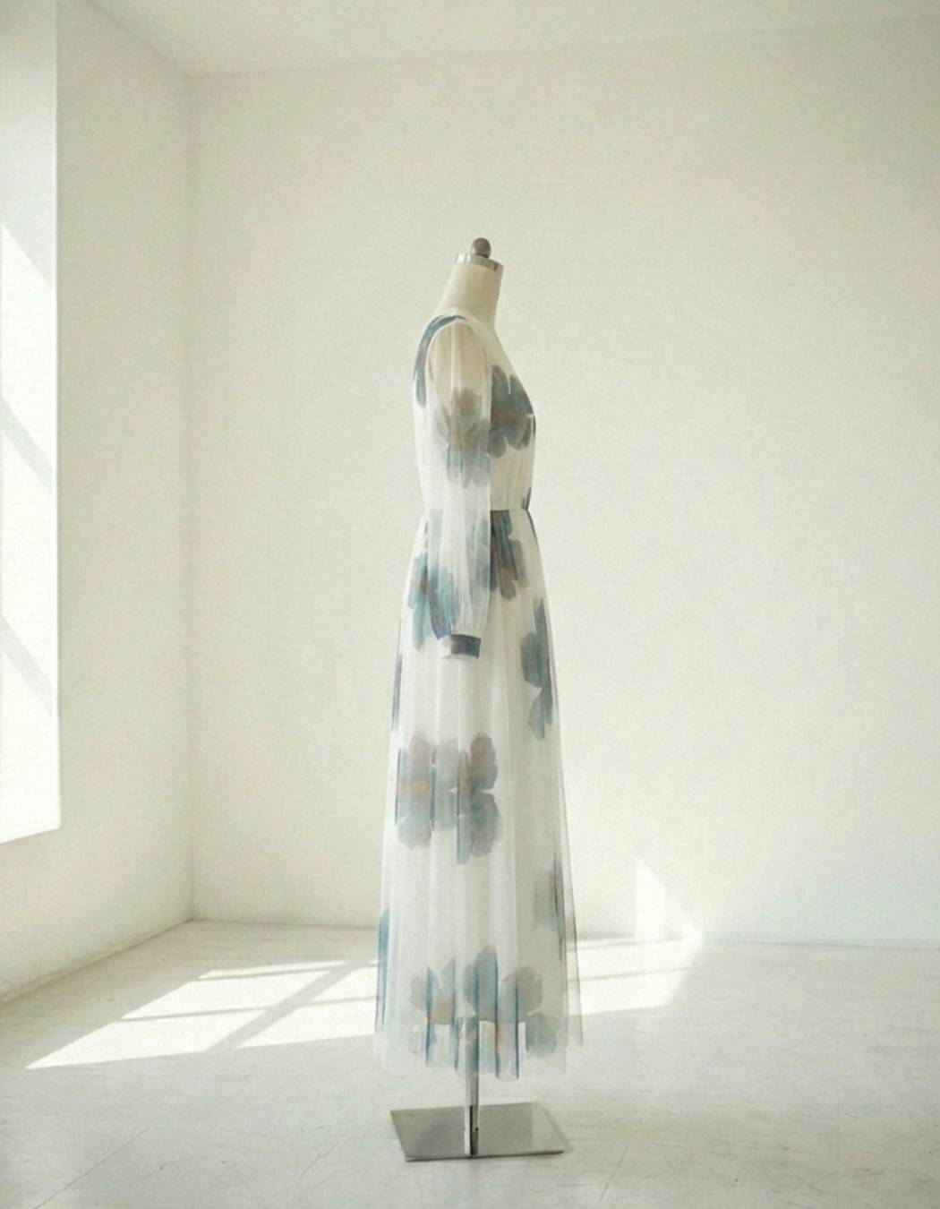 فستان تول أبيض بطبقات ناعمة