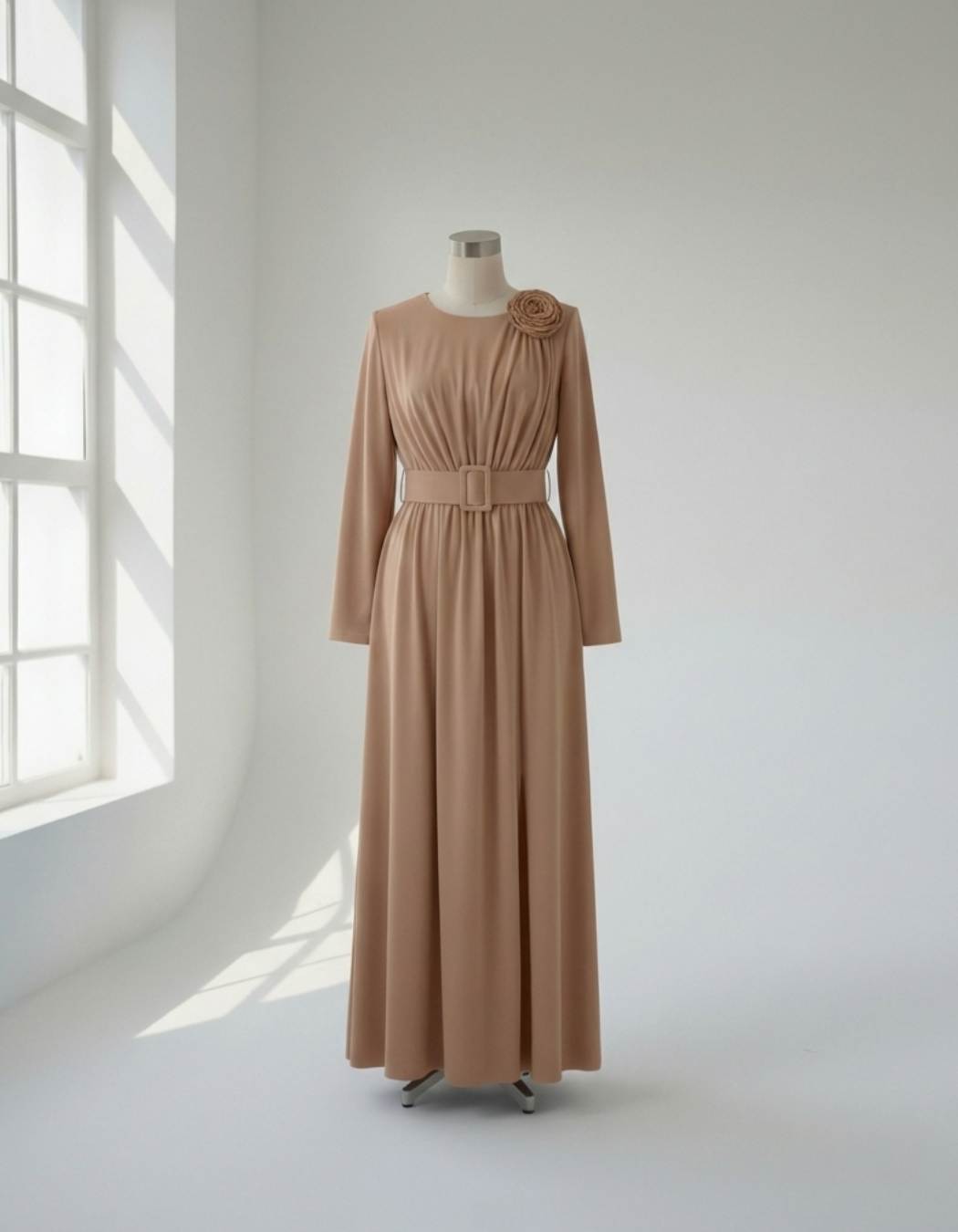 Bel Detaylı ve Gül Süslemeli Zarif Elbise