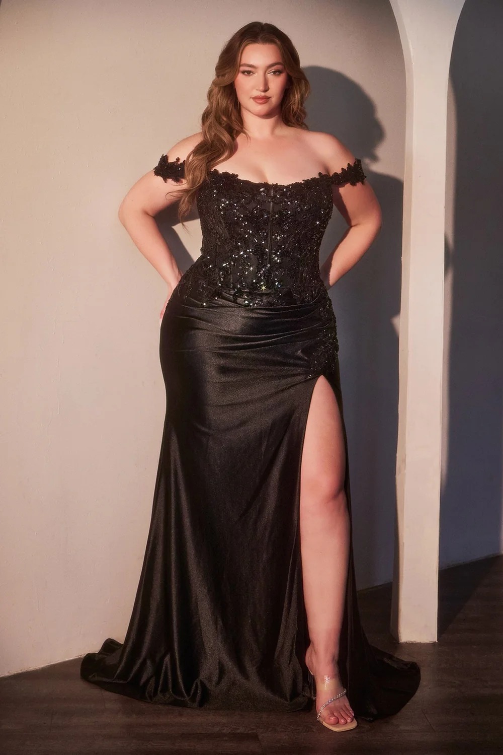 Vestido de gala dorado con encaje