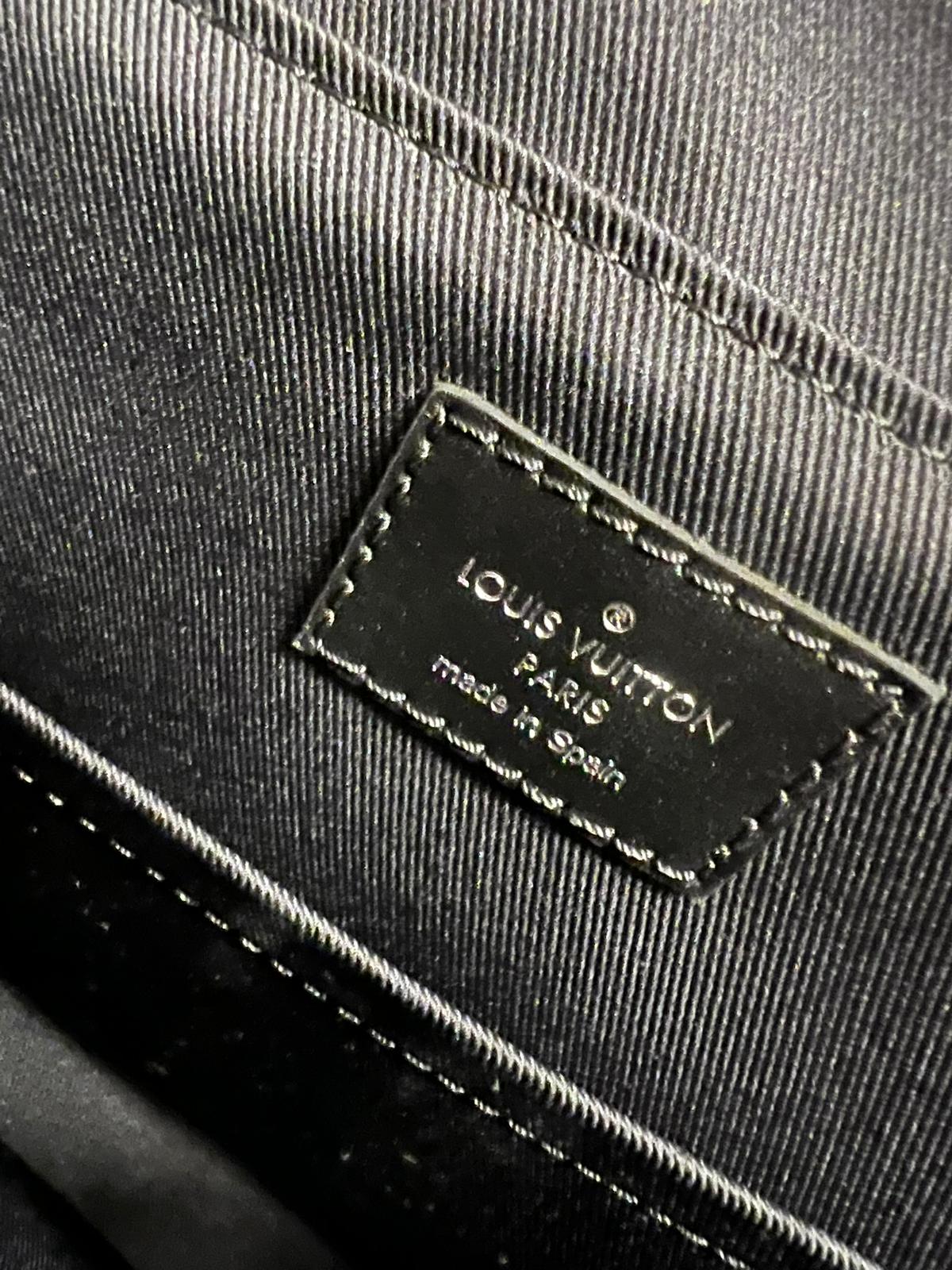 Louis Vuitton District PM Messenger