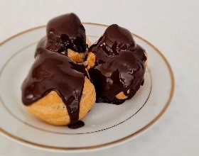 Profiteroles à la crème, glaçage chocolat noir