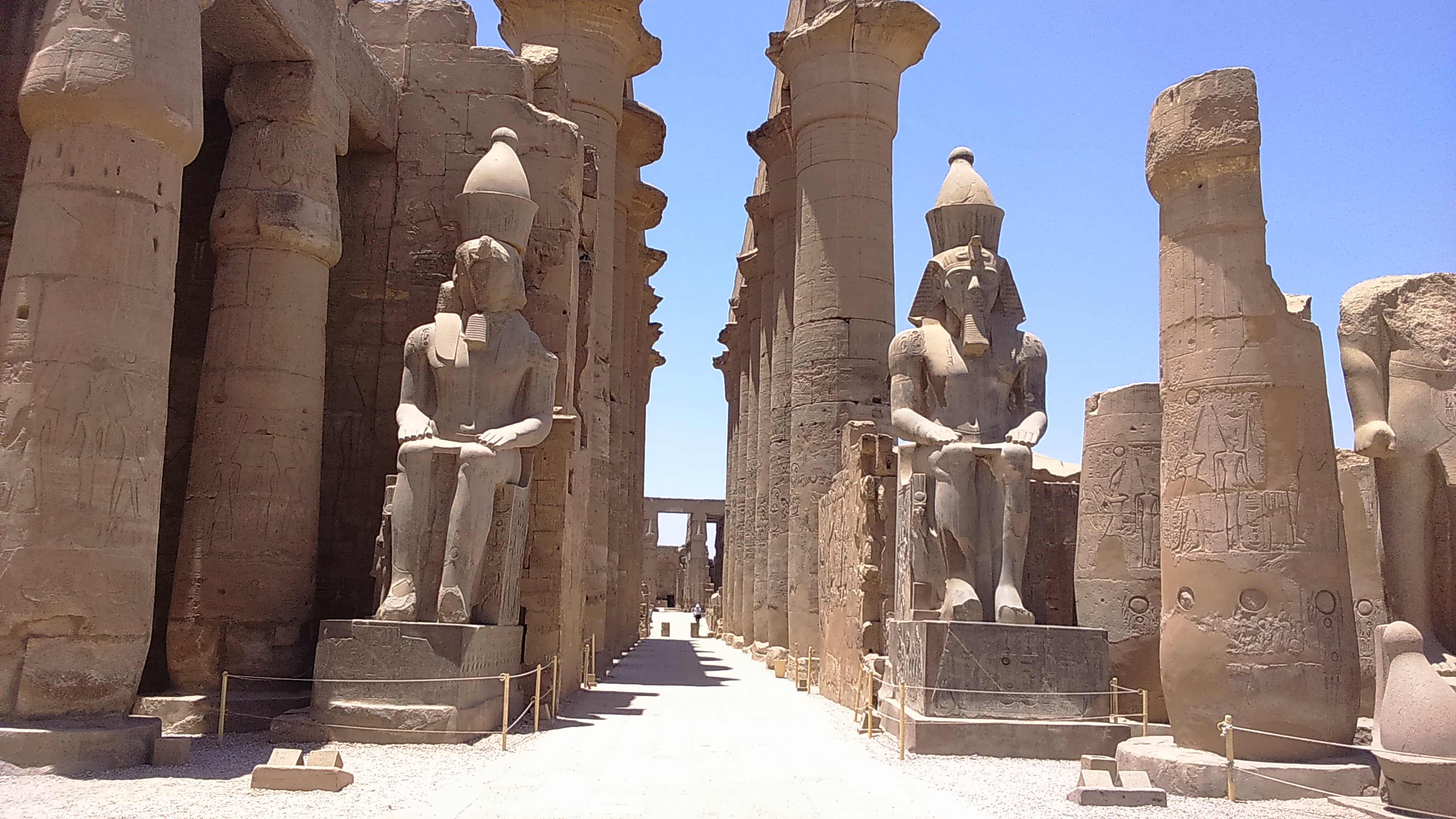 🌞 Luxor Day Trip by Bus – Valley of the Queens