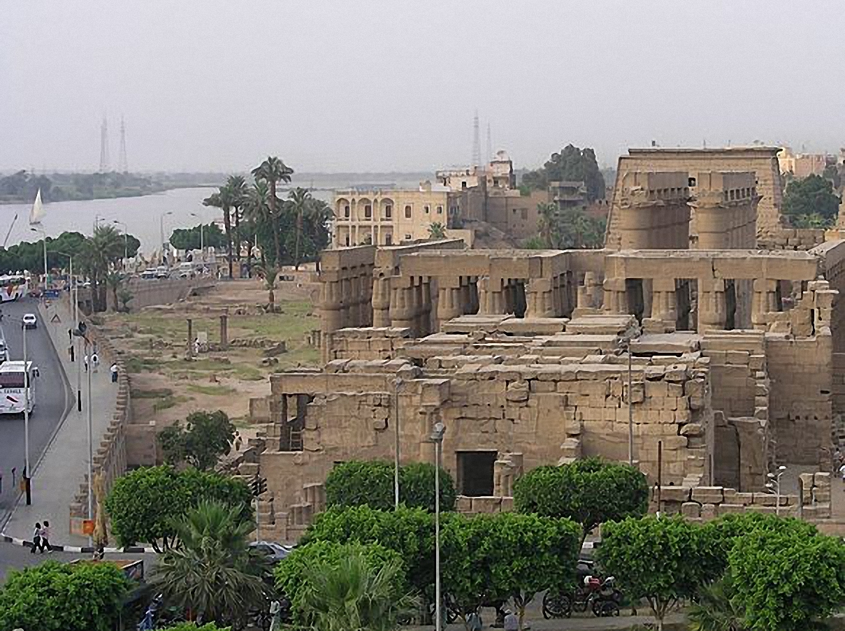🌞 Luxor Day Trip by Bus – Valley of the Queens