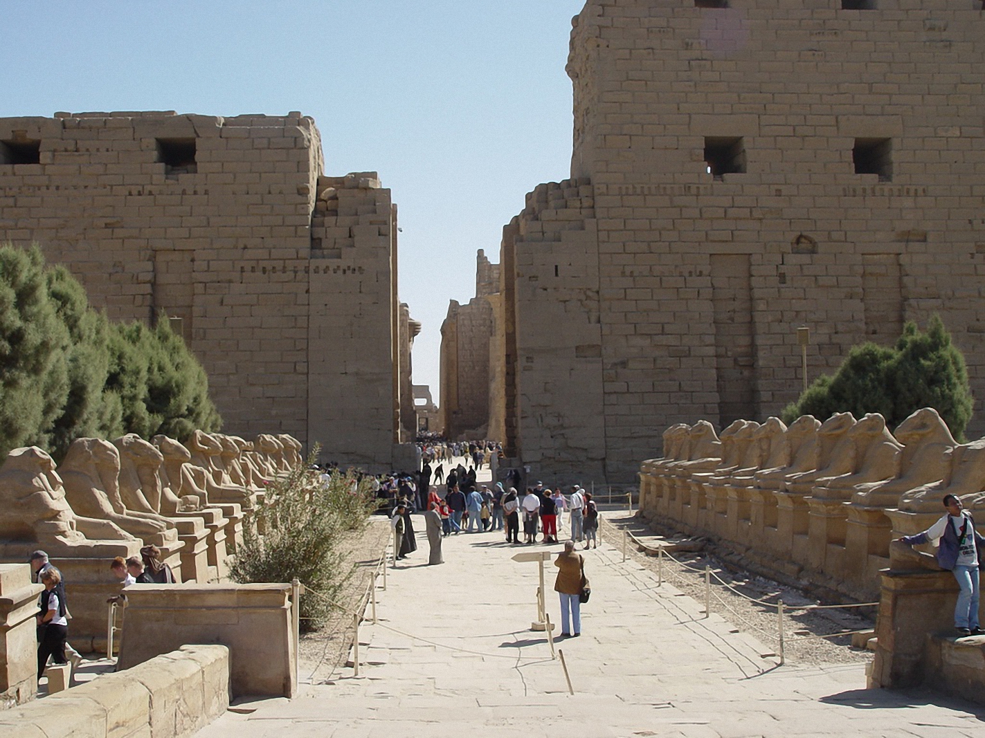 🌞 Luxor Day Trip by Bus – Valley of the Queens