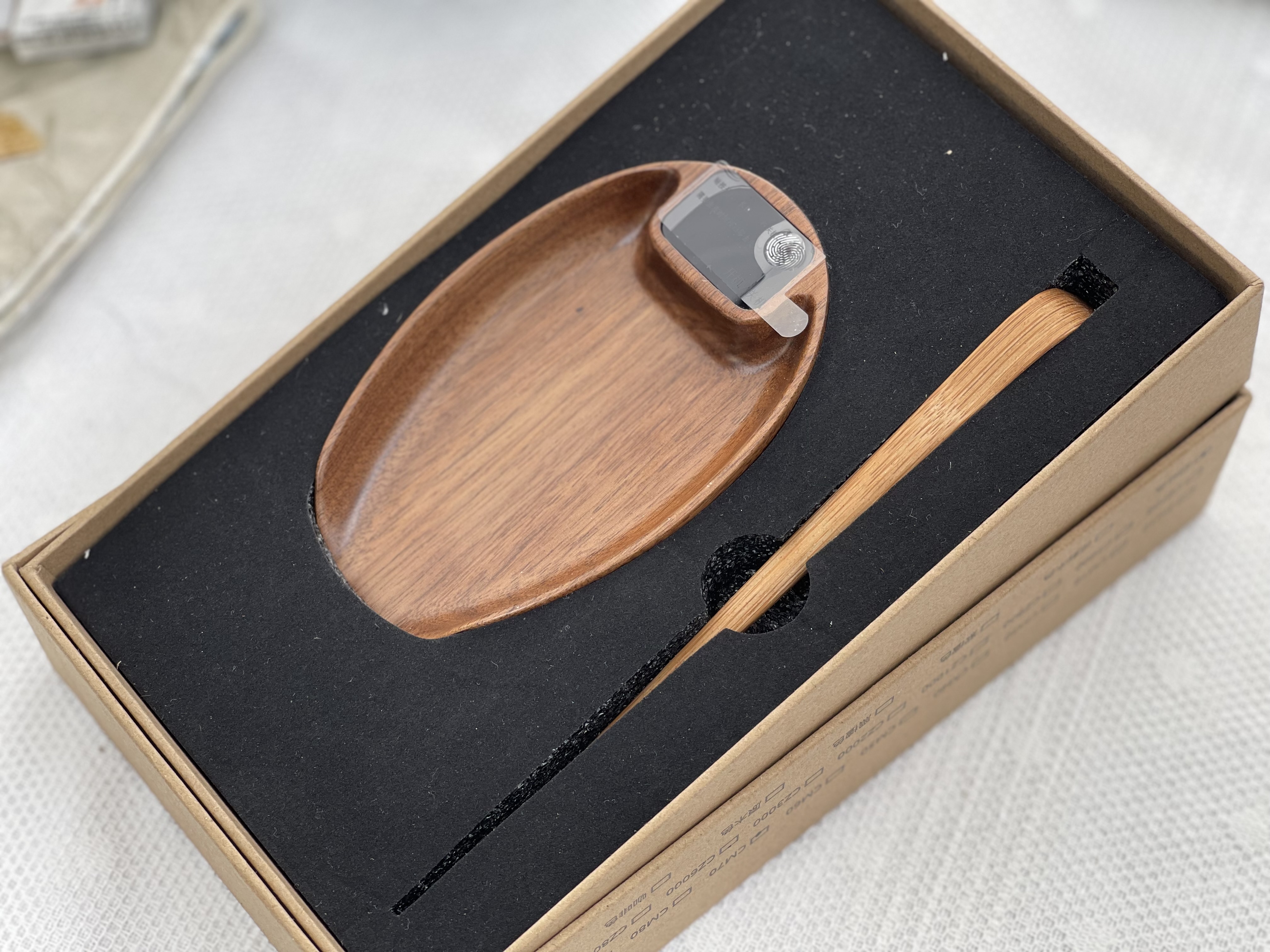 Balence avec une petite cuillère pour le thé